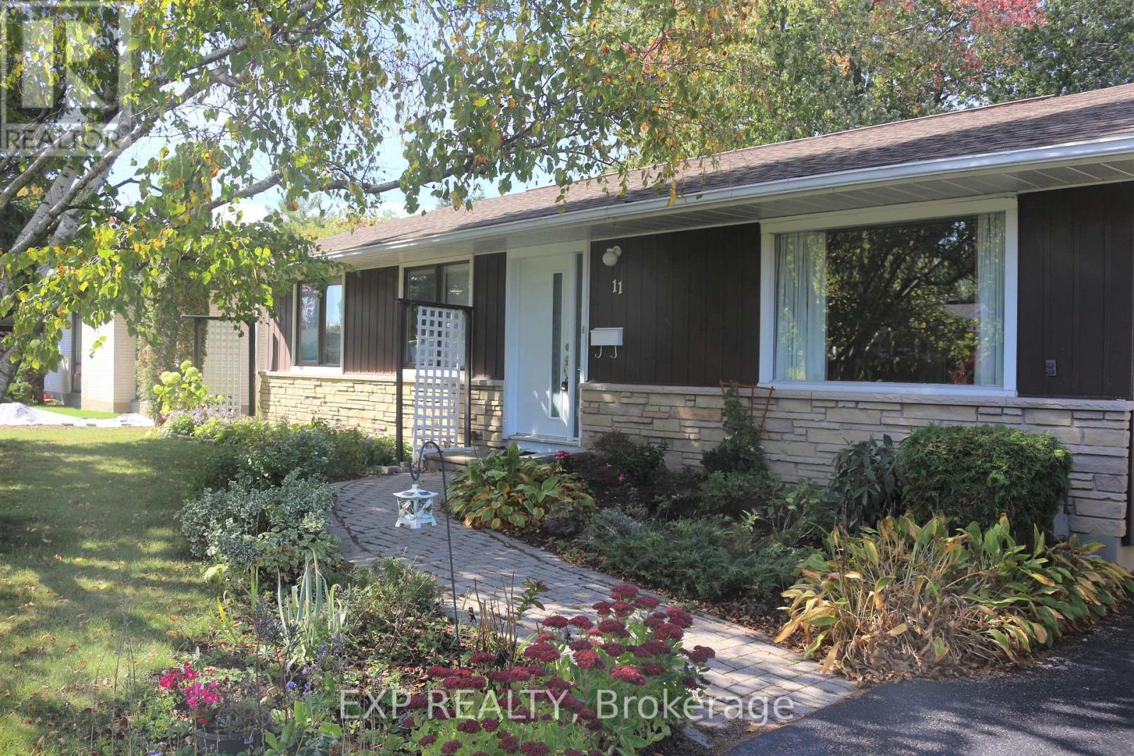 












11 HILLVIEW ROAD

,
Ottawa,




Ontario
K2H5G5

