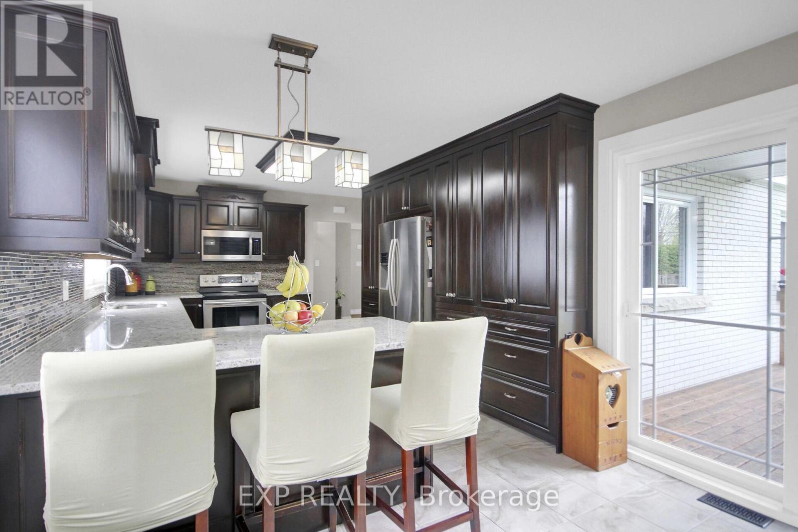 












2001 NEEPAWA AVENUE

,
Ottawa,




Ontario
K2A3L4

