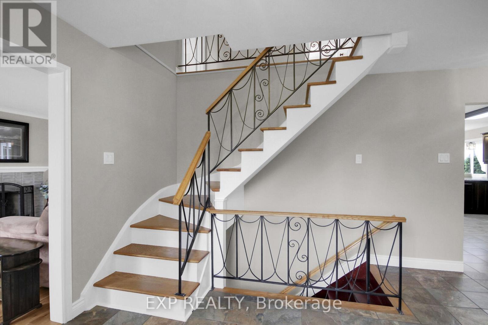 












2001 NEEPAWA AVENUE

,
Ottawa,




Ontario
K2A3L4

