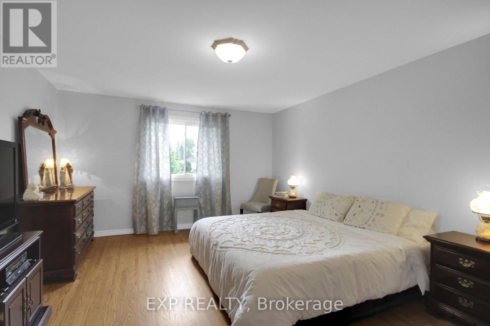 












2001 NEEPAWA AVENUE

,
Ottawa,




Ontario
K2A3L4

