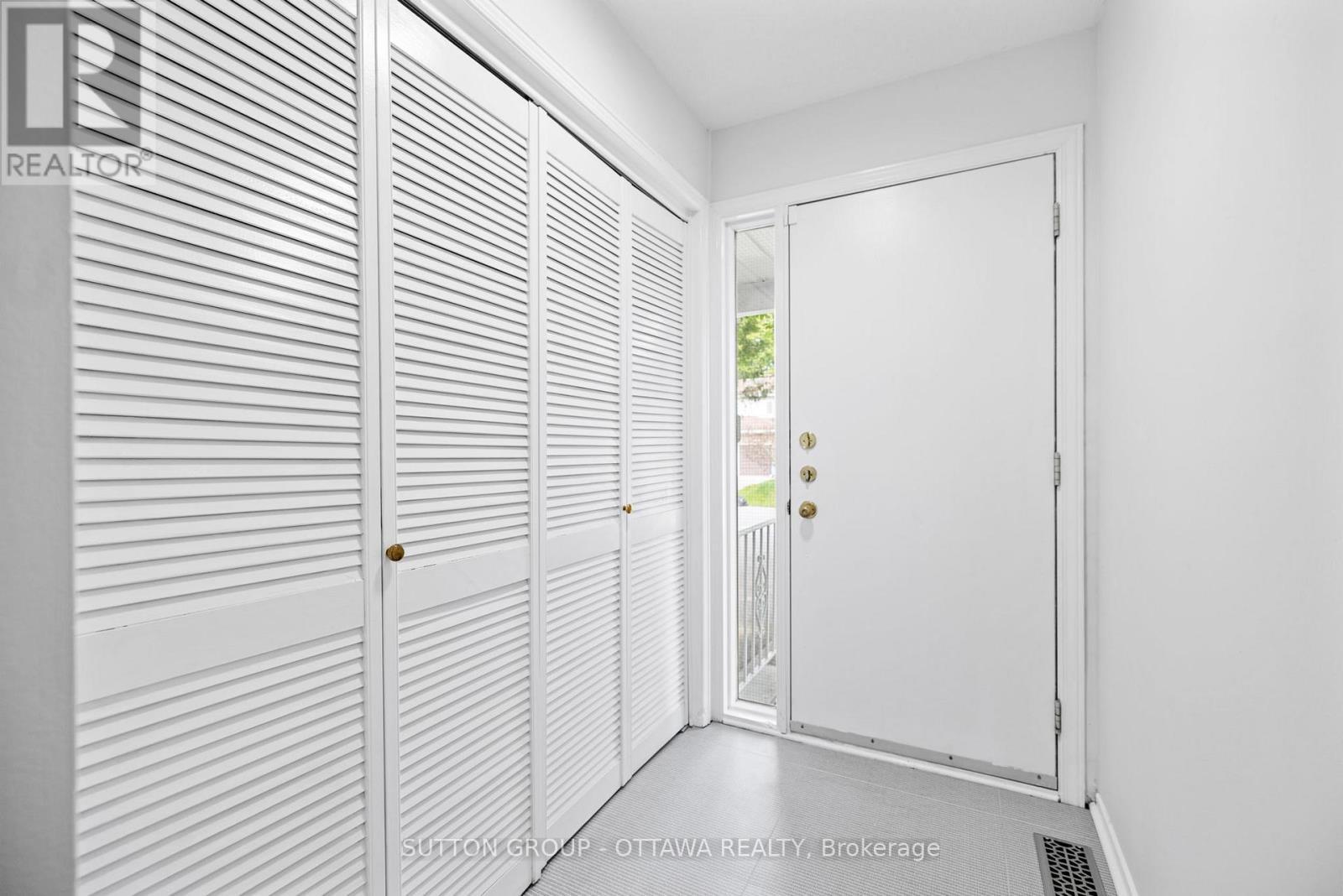 












218 SWITZER AVENUE

,
Ottawa,




Ontario
K1Z7H9

