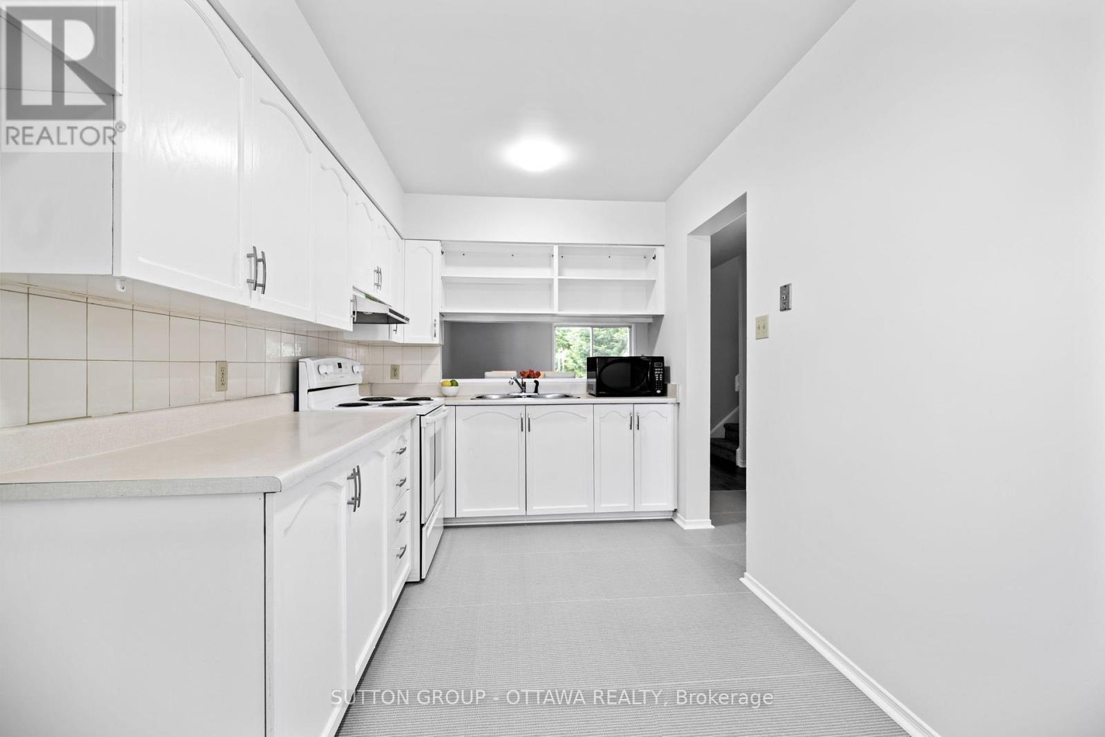 












218 SWITZER AVENUE

,
Ottawa,




Ontario
K1Z7H9

