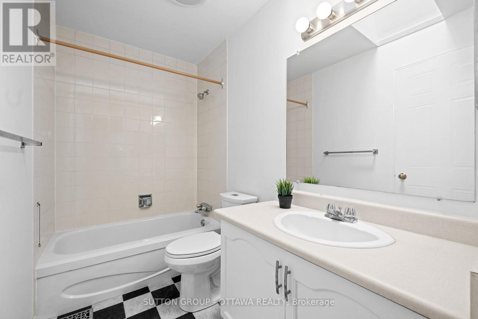












218 SWITZER AVENUE

,
Ottawa,




Ontario
K1Z7H9


