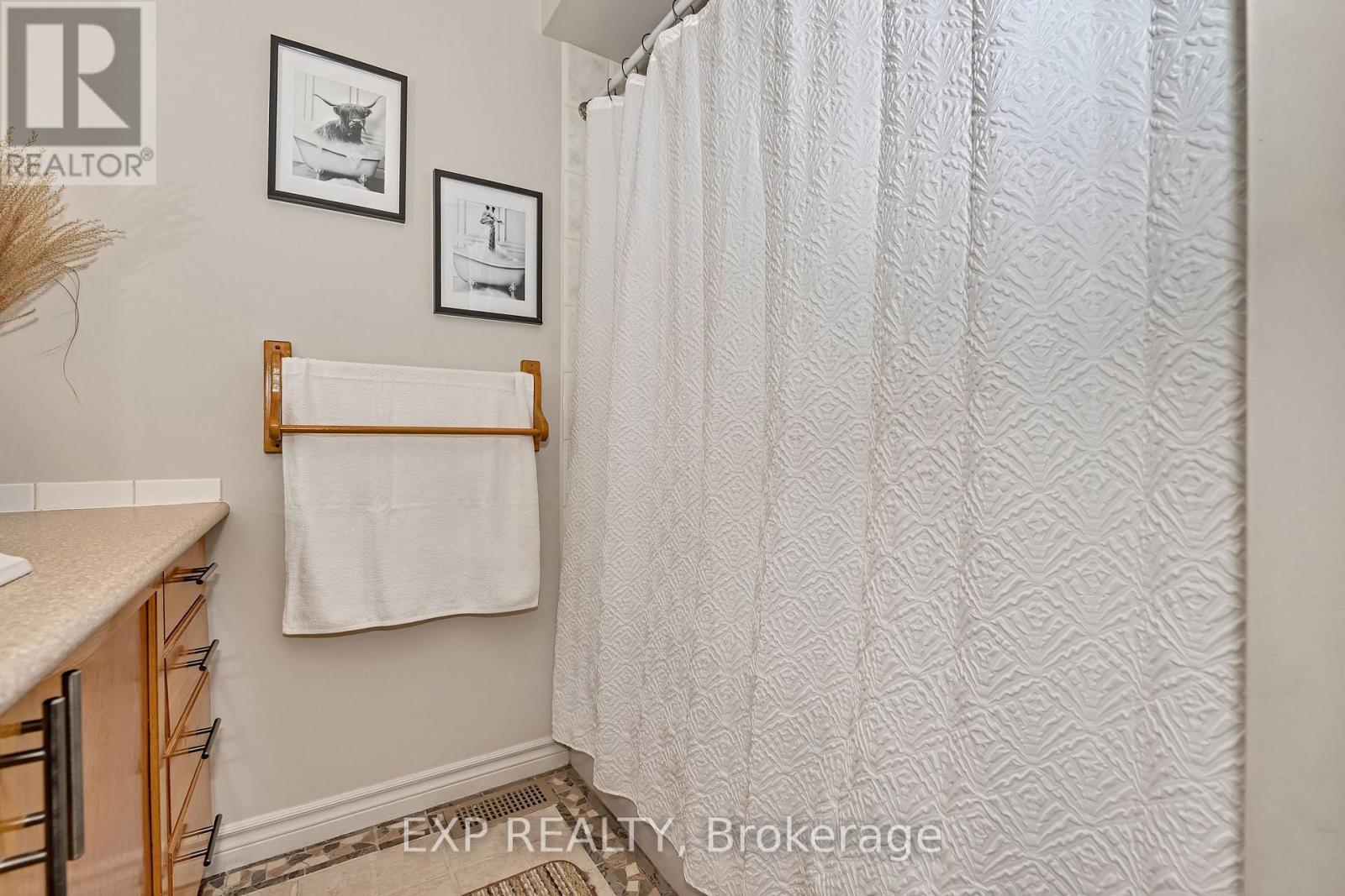 












6174 ARBOURWOOD DRIVE

,
Ottawa,




Ontario
K1C7L5


