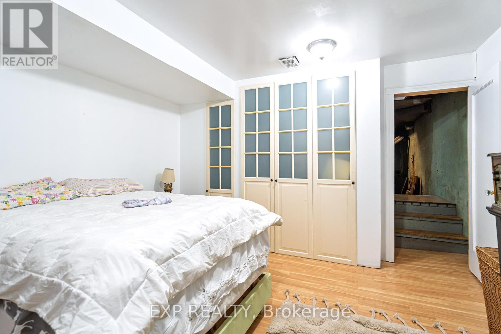 












100 DAGMAR AVENUE

,
Ottawa,




Ontario
K1L5T4

