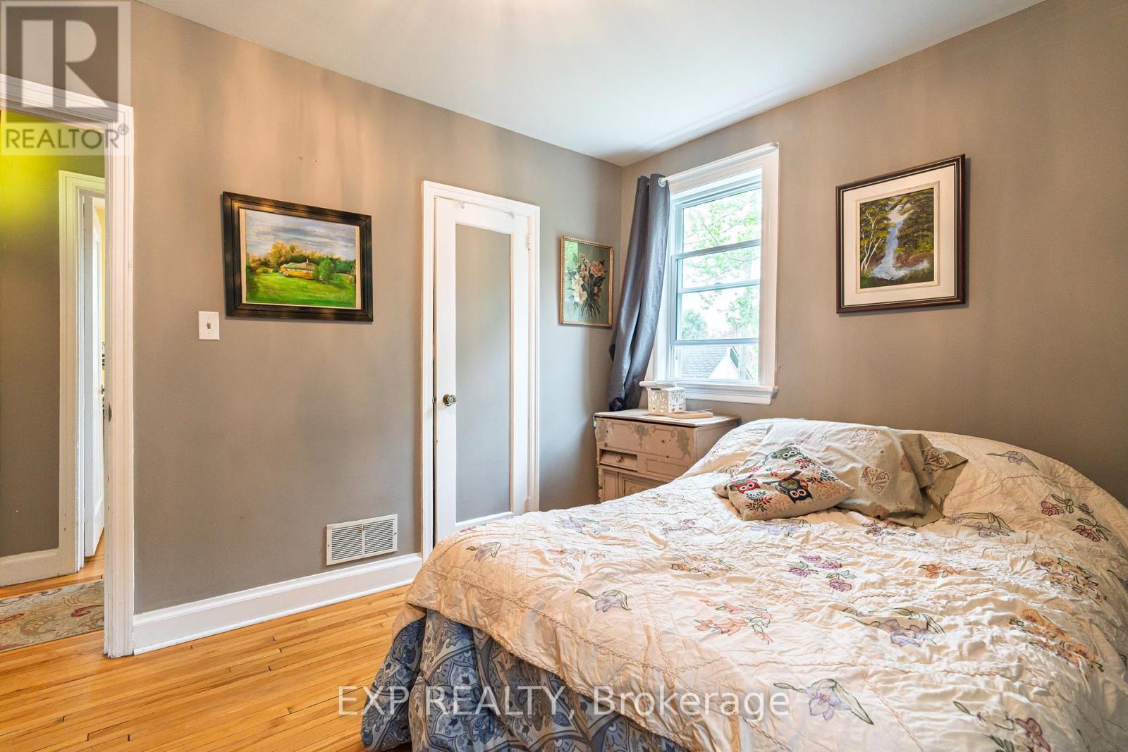 












100 DAGMAR AVENUE

,
Ottawa,




Ontario
K1L5T4

