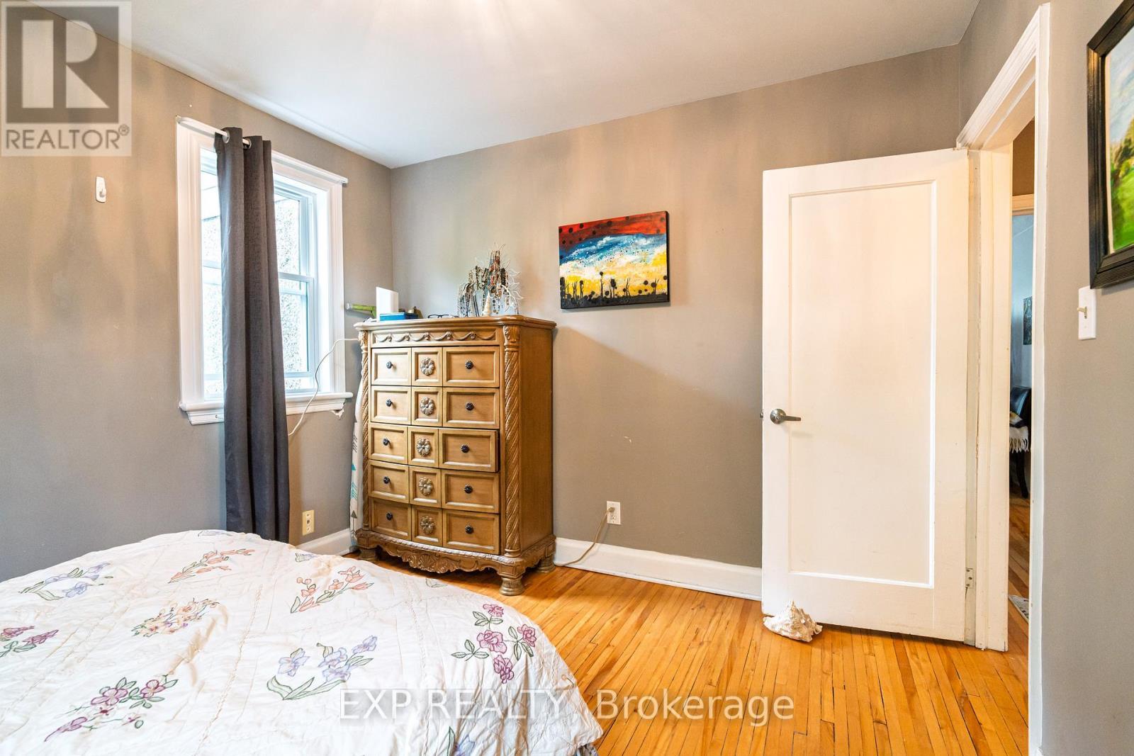 












100 DAGMAR AVENUE

,
Ottawa,




Ontario
K1L5T4

