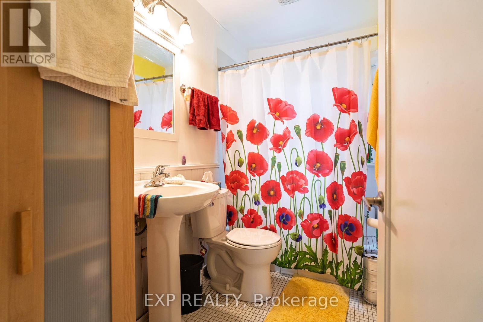 












100 DAGMAR AVENUE

,
Ottawa,




Ontario
K1L5T4

