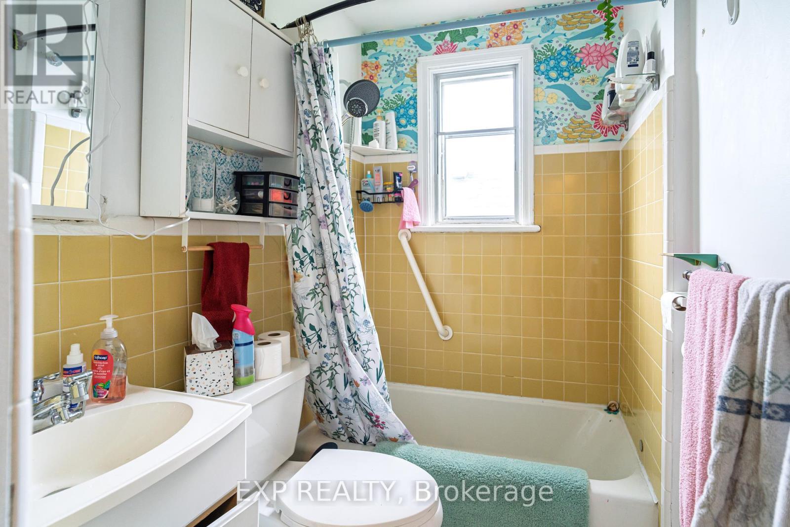 












100 DAGMAR AVENUE

,
Ottawa,




Ontario
K1L5T4

