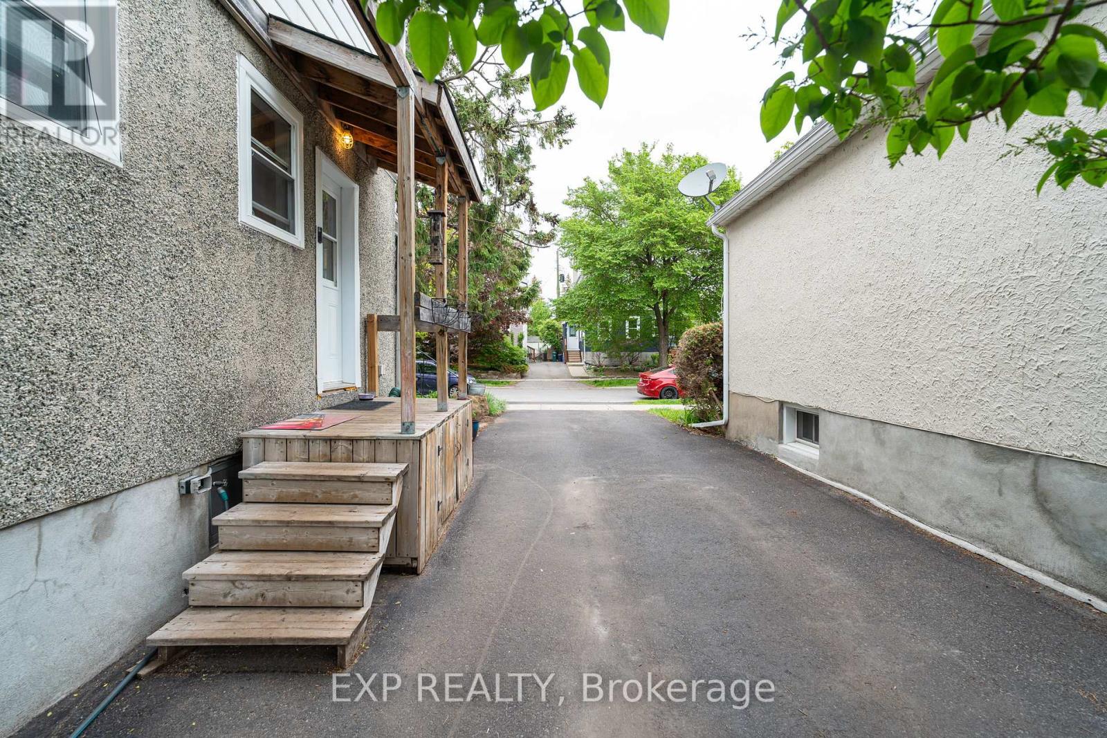 












100 DAGMAR AVENUE

,
Ottawa,




Ontario
K1L5T4

