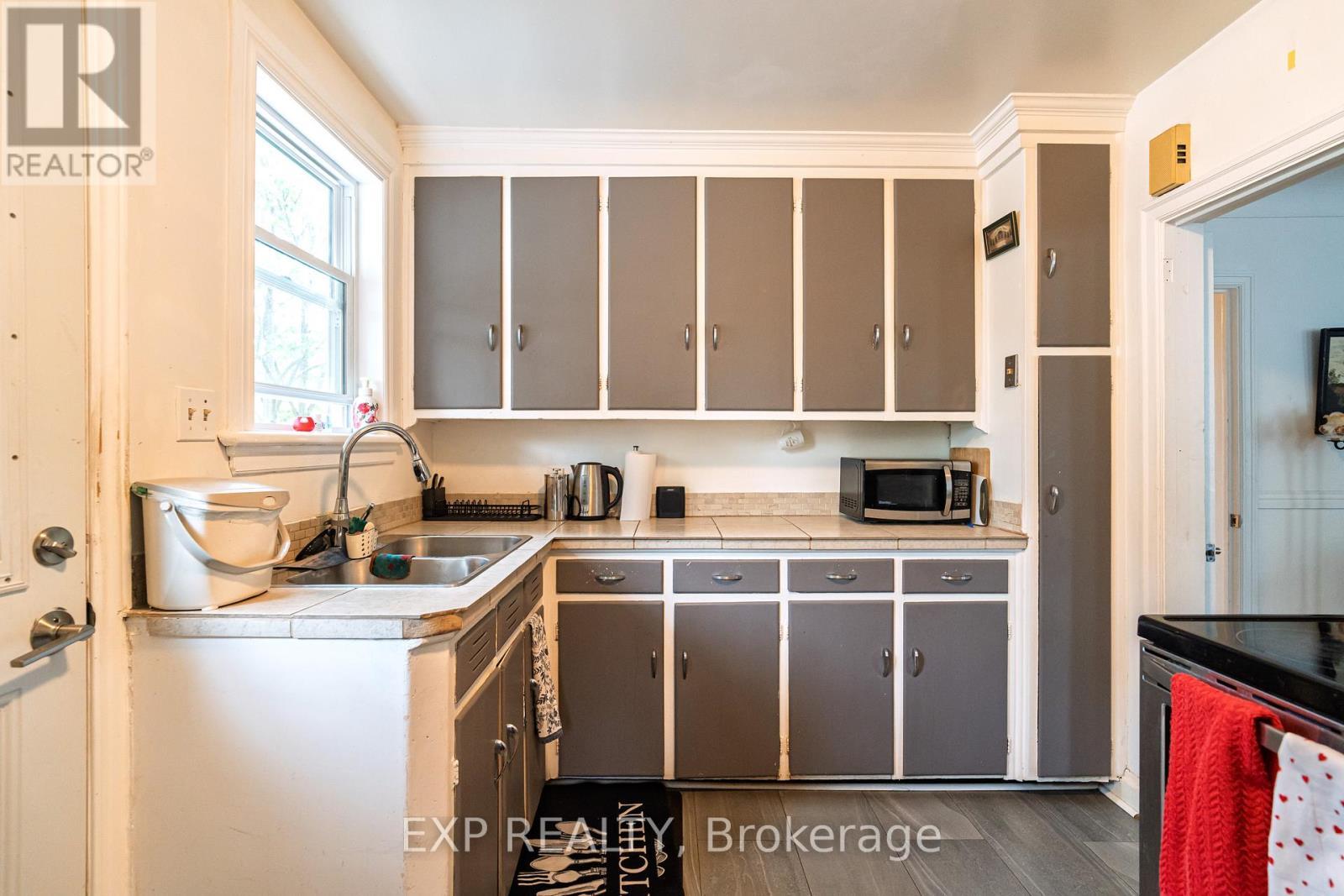 












100 DAGMAR AVENUE

,
Ottawa,




Ontario
K1L5T4

