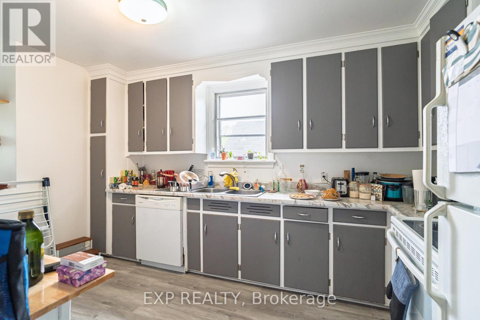 












100 DAGMAR AVENUE

,
Ottawa,




Ontario
K1L5T4

