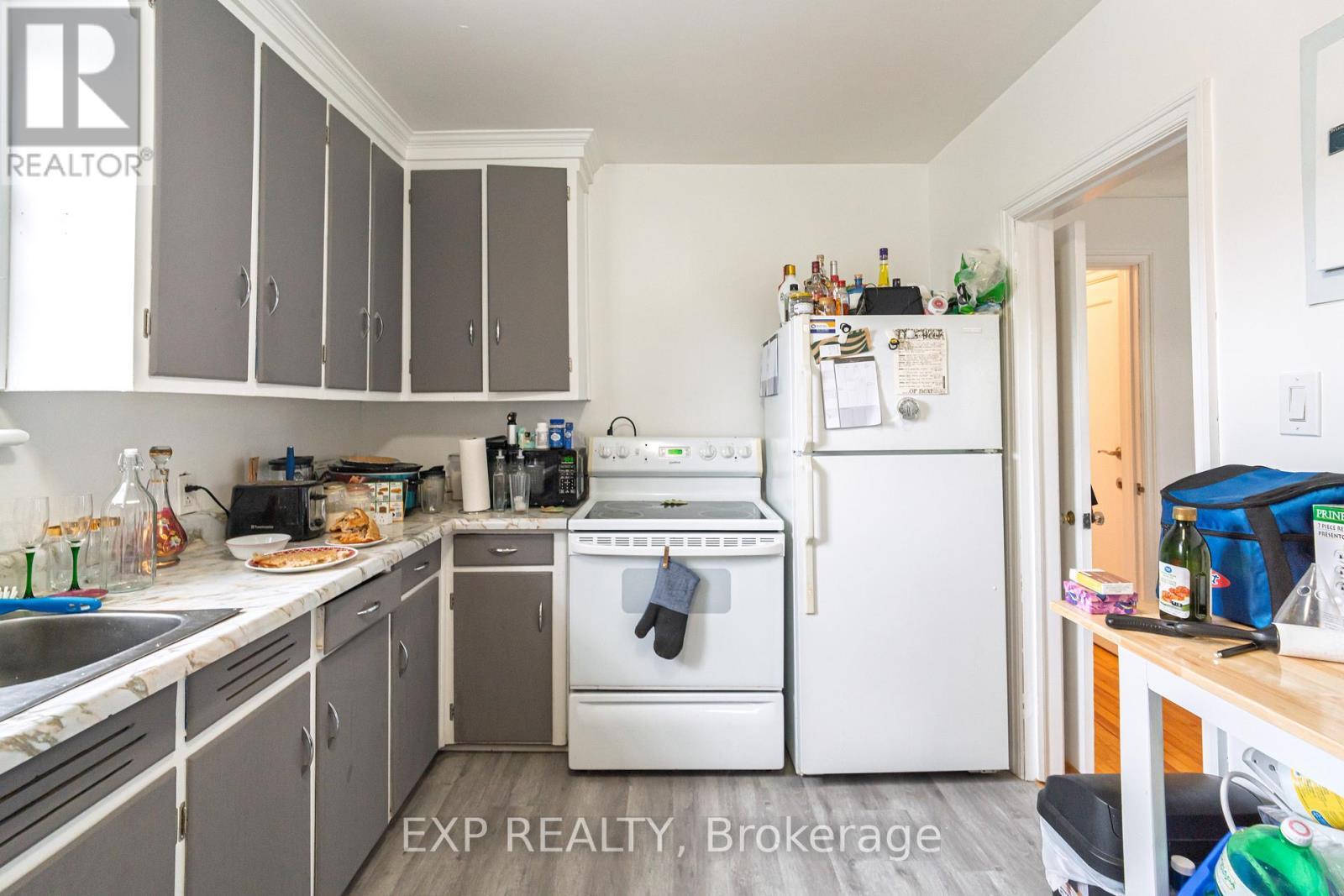 












100 DAGMAR AVENUE

,
Ottawa,




Ontario
K1L5T4


