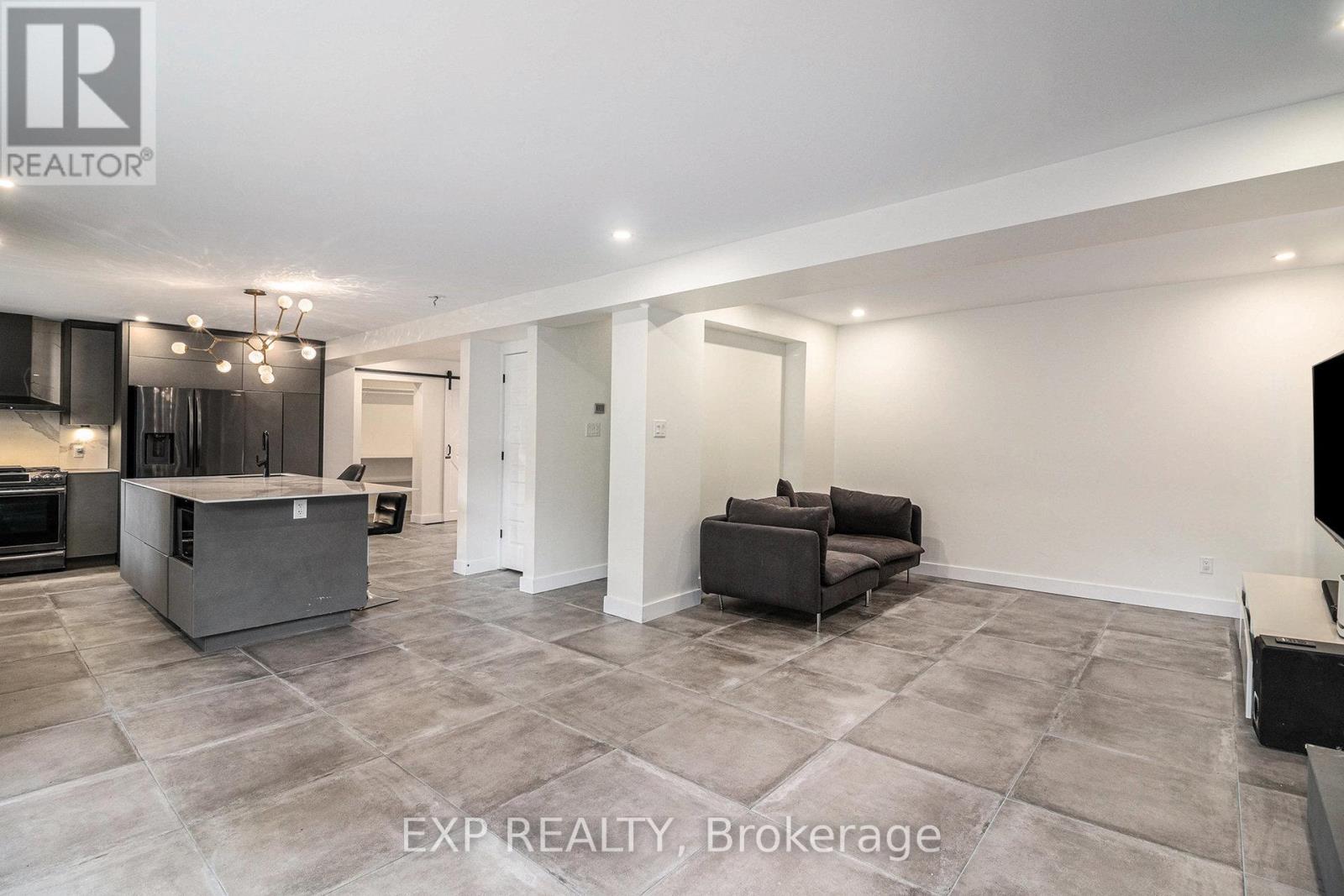












2195 NIAGARA DRIVE

,
Ottawa,




Ontario
K1H6H5


