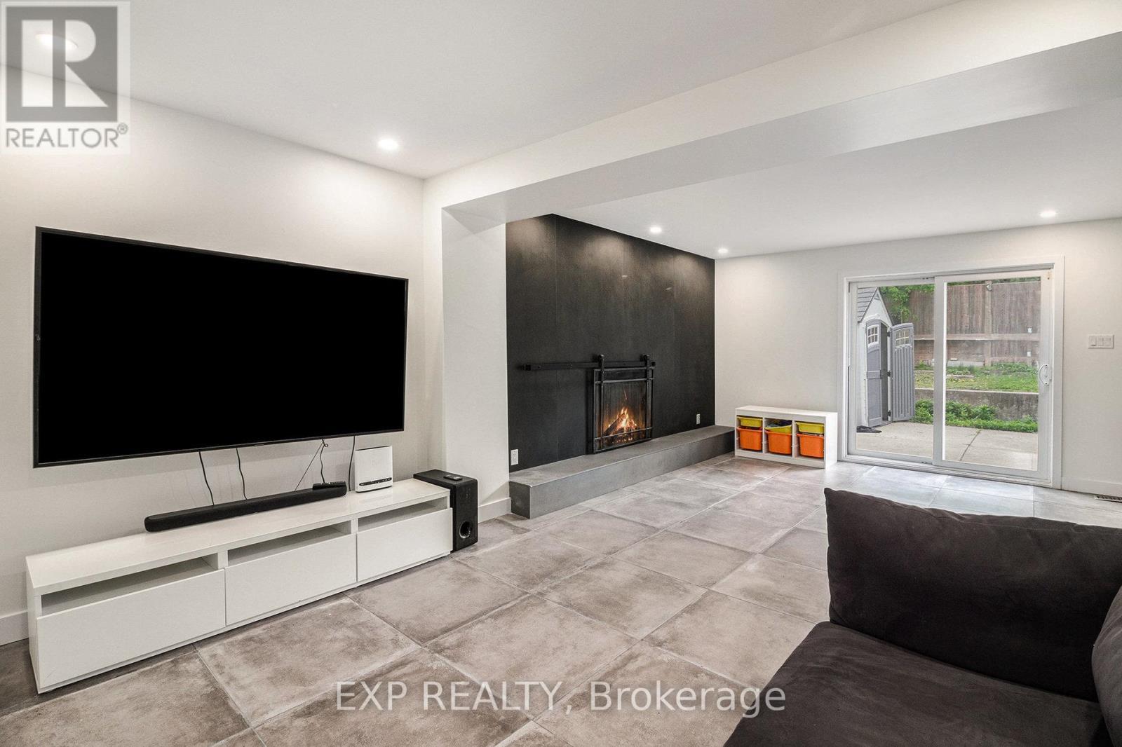 












2195 NIAGARA DRIVE

,
Ottawa,




Ontario
K1H6H5

