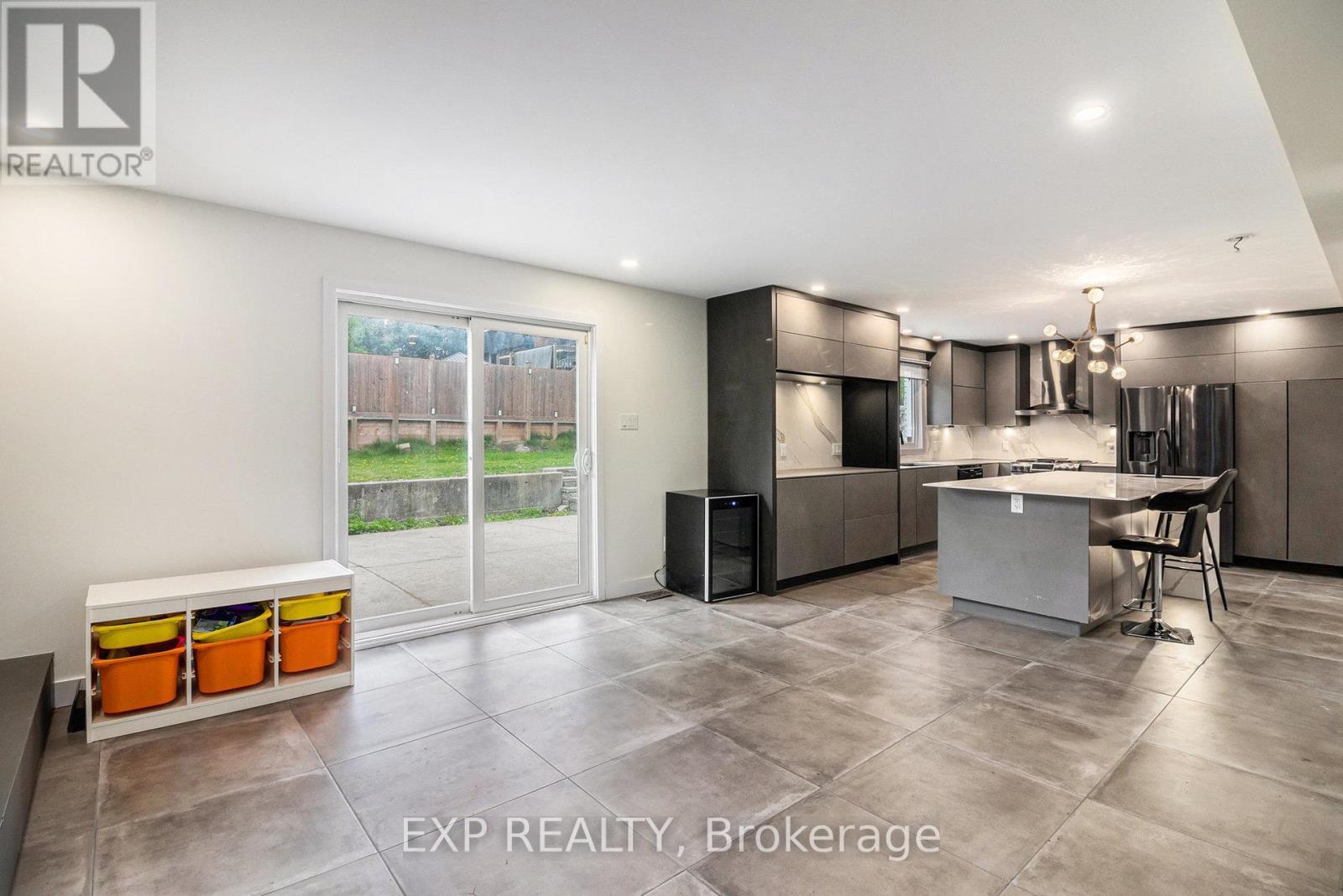 












2195 NIAGARA DRIVE

,
Ottawa,




Ontario
K1H6H5

