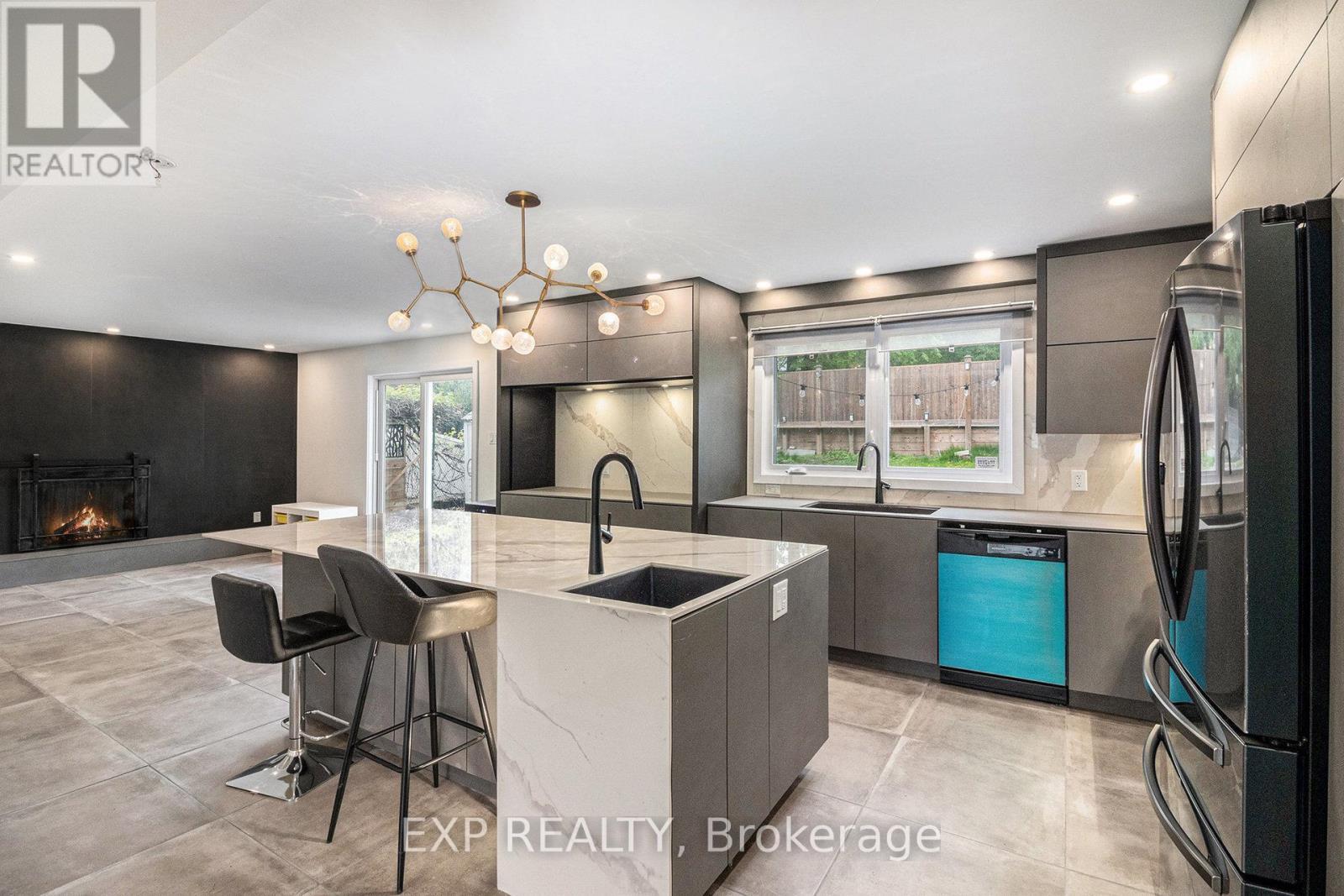 












2195 NIAGARA DRIVE

,
Ottawa,




Ontario
K1H6H5

