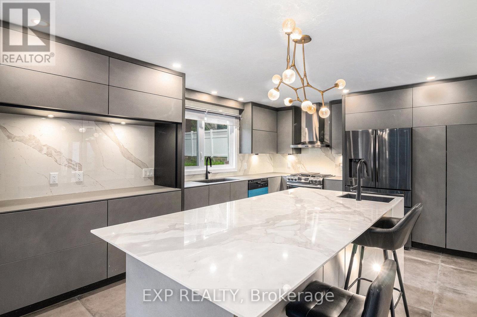 












2195 NIAGARA DRIVE

,
Ottawa,




Ontario
K1H6H5

