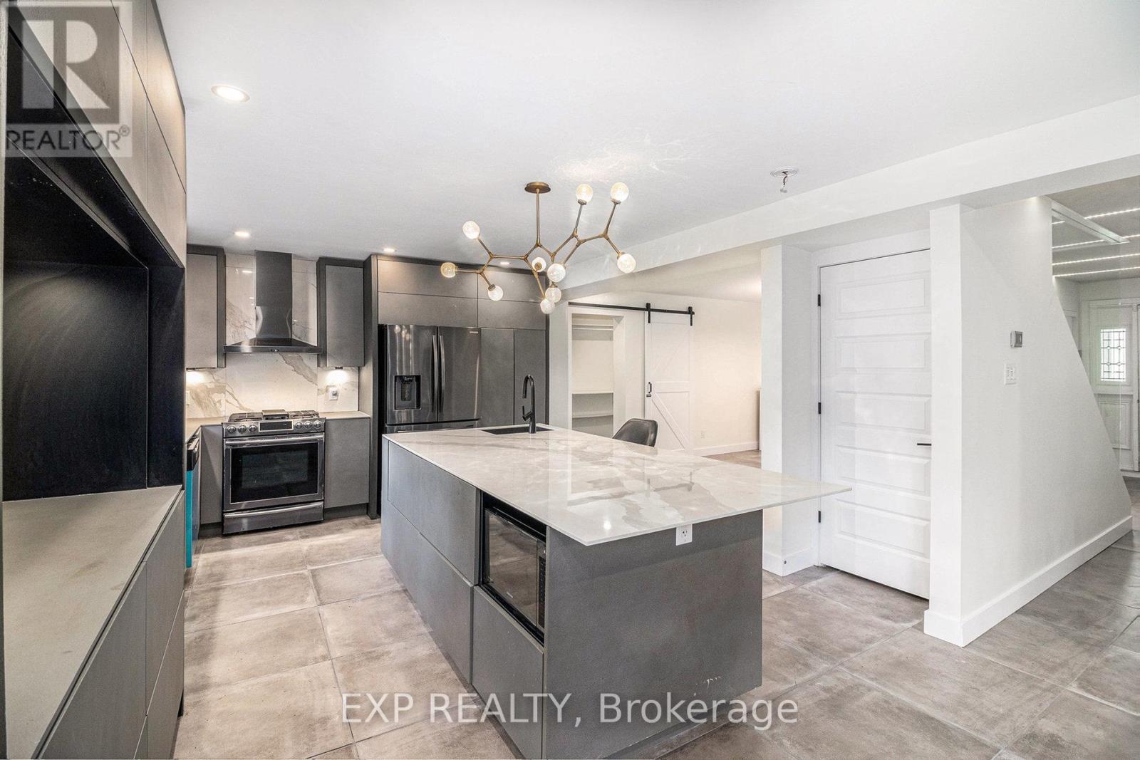 












2195 NIAGARA DRIVE

,
Ottawa,




Ontario
K1H6H5

