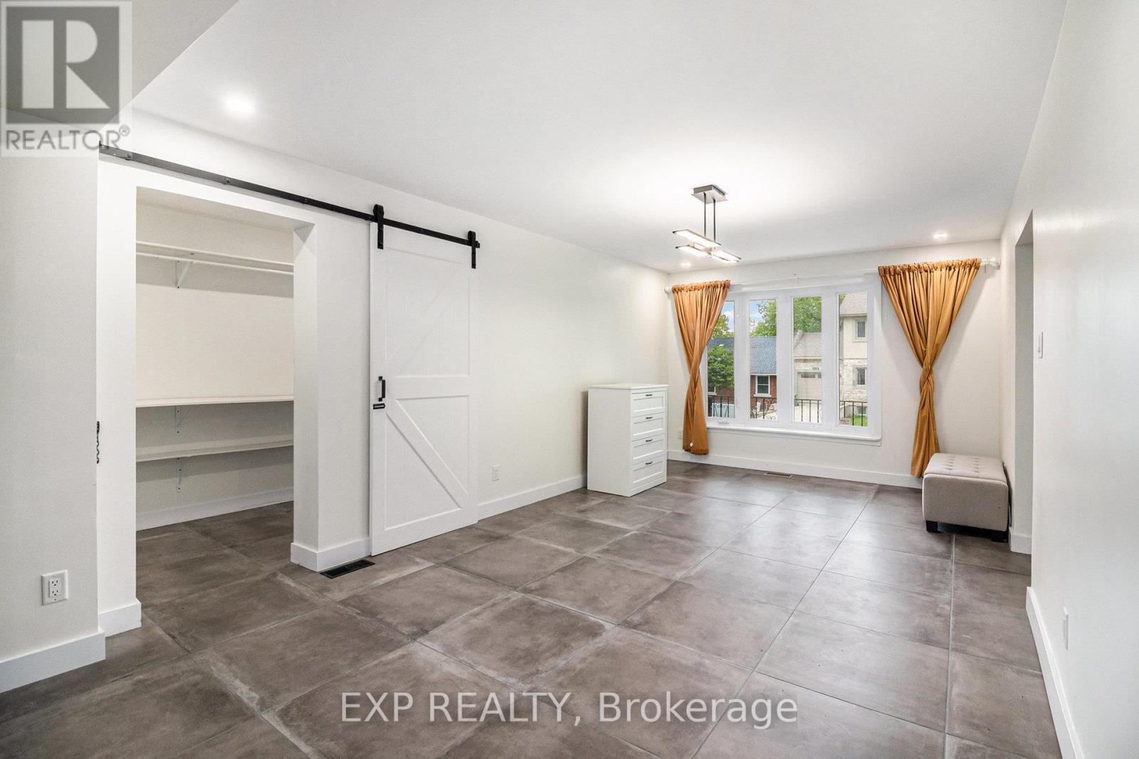 












2195 NIAGARA DRIVE

,
Ottawa,




Ontario
K1H6H5


