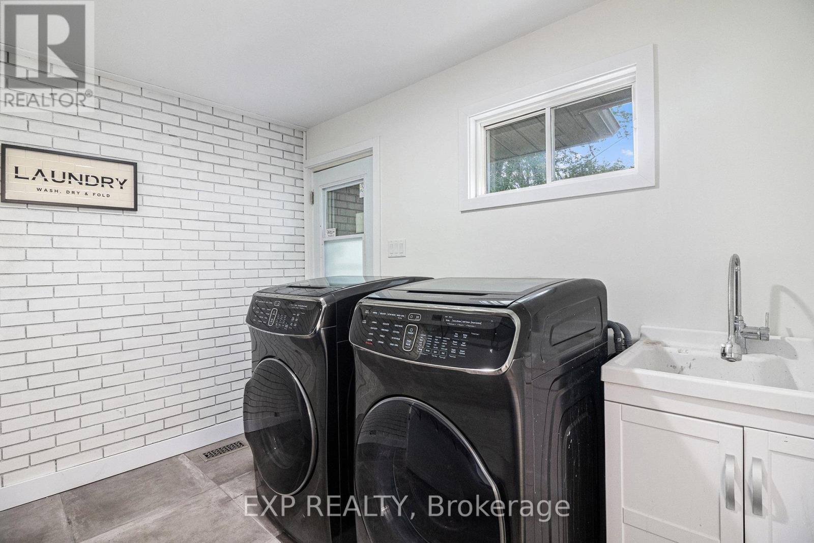 












2195 NIAGARA DRIVE

,
Ottawa,




Ontario
K1H6H5

