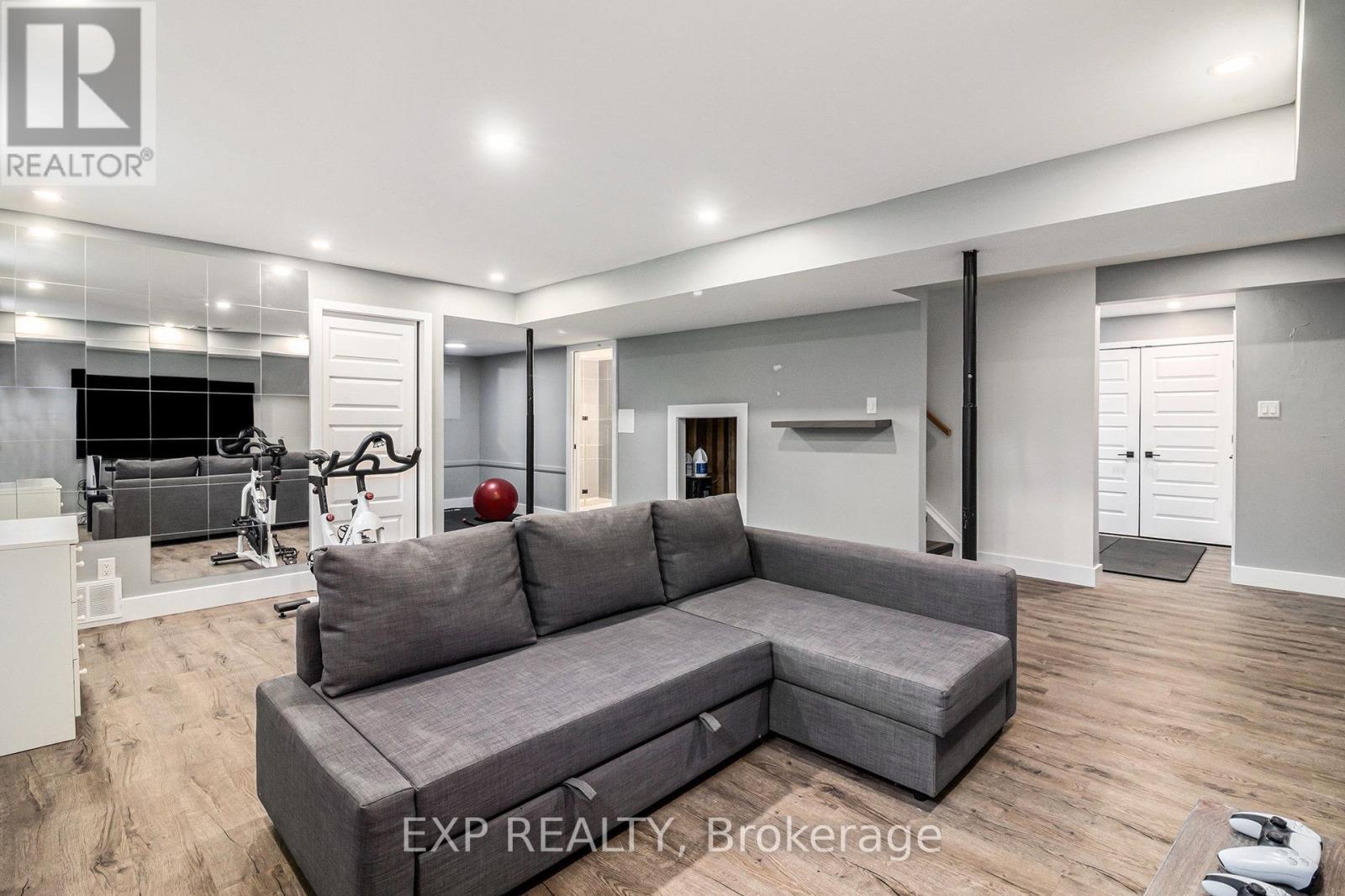 












2195 NIAGARA DRIVE

,
Ottawa,




Ontario
K1H6H5


