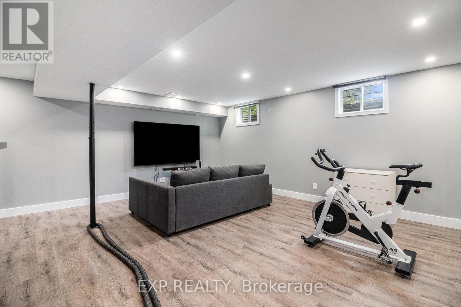 












2195 NIAGARA DRIVE

,
Ottawa,




Ontario
K1H6H5

