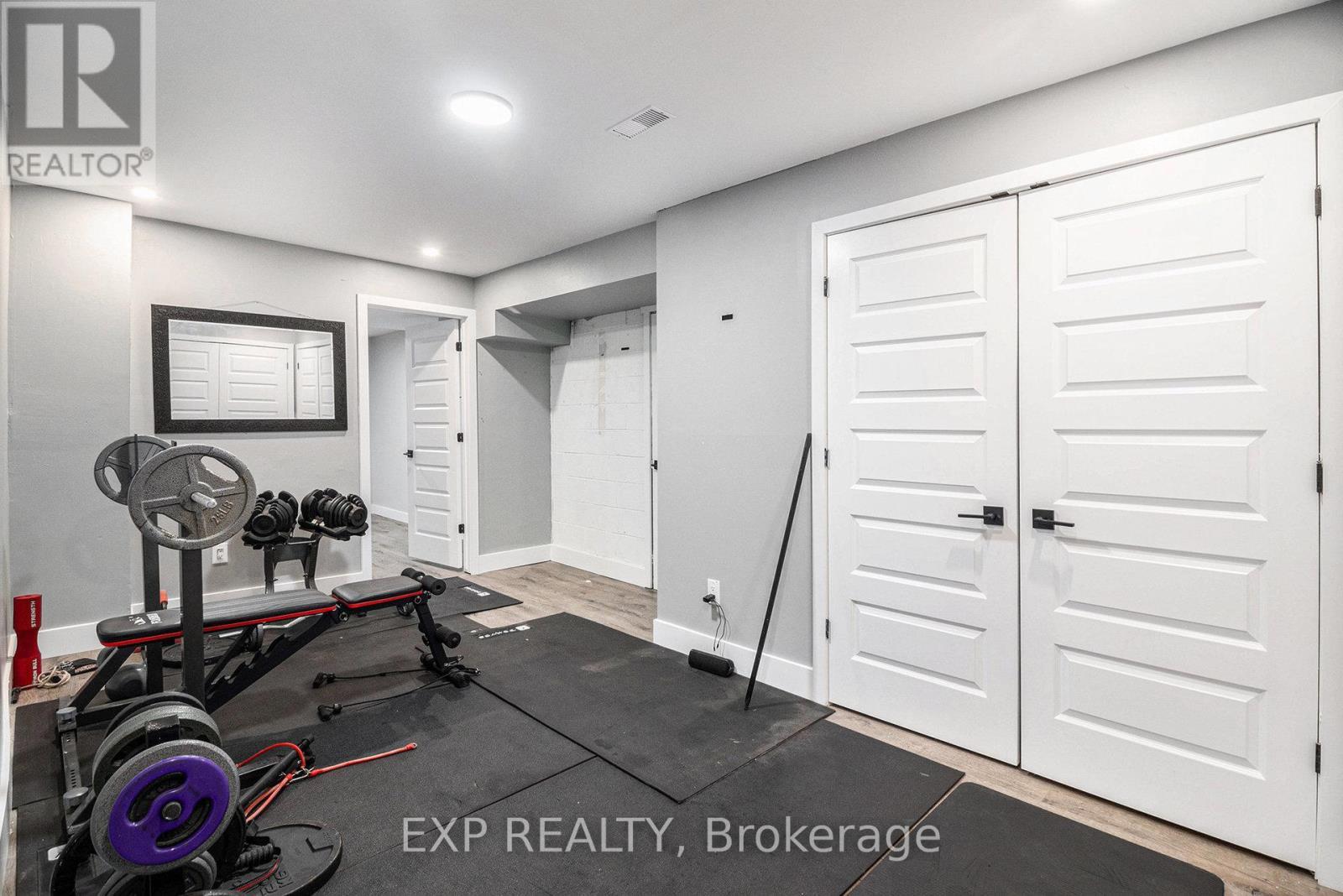 












2195 NIAGARA DRIVE

,
Ottawa,




Ontario
K1H6H5

