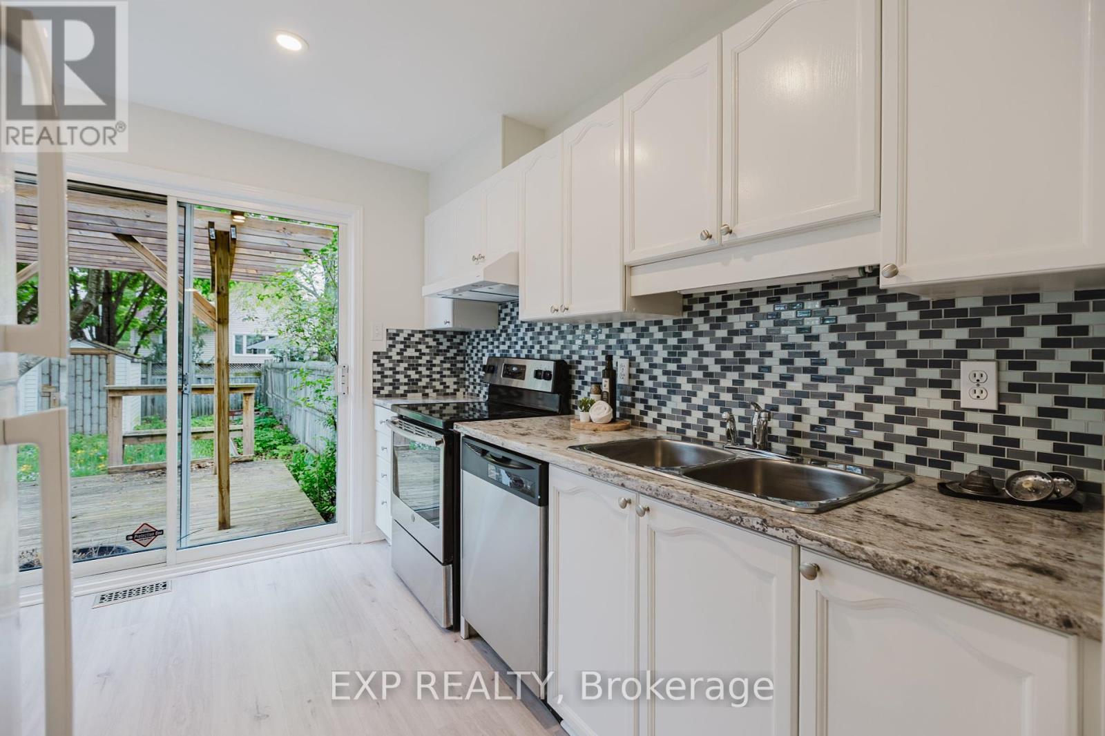 












242 STONEWAY DRIVE

,
Ottawa,




Ontario
K2G6A8

