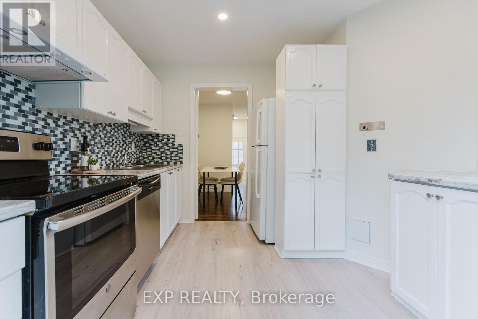 












242 STONEWAY DRIVE

,
Ottawa,




Ontario
K2G6A8

