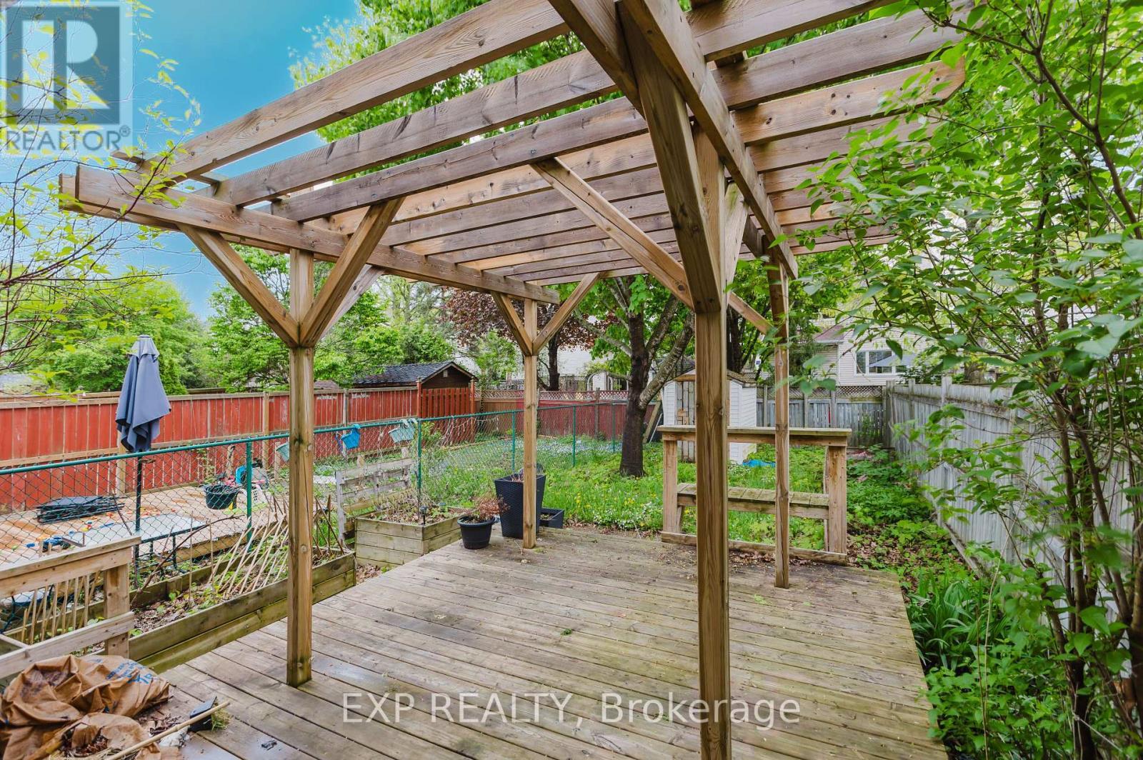 












242 STONEWAY DRIVE

,
Ottawa,




Ontario
K2G6A8

