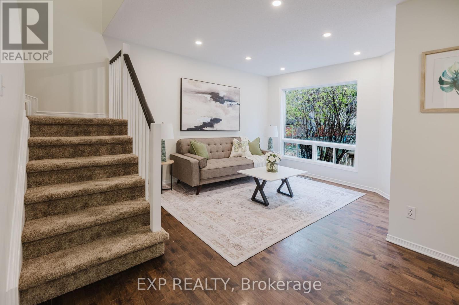 












242 STONEWAY DRIVE

,
Ottawa,




Ontario
K2G6A8


