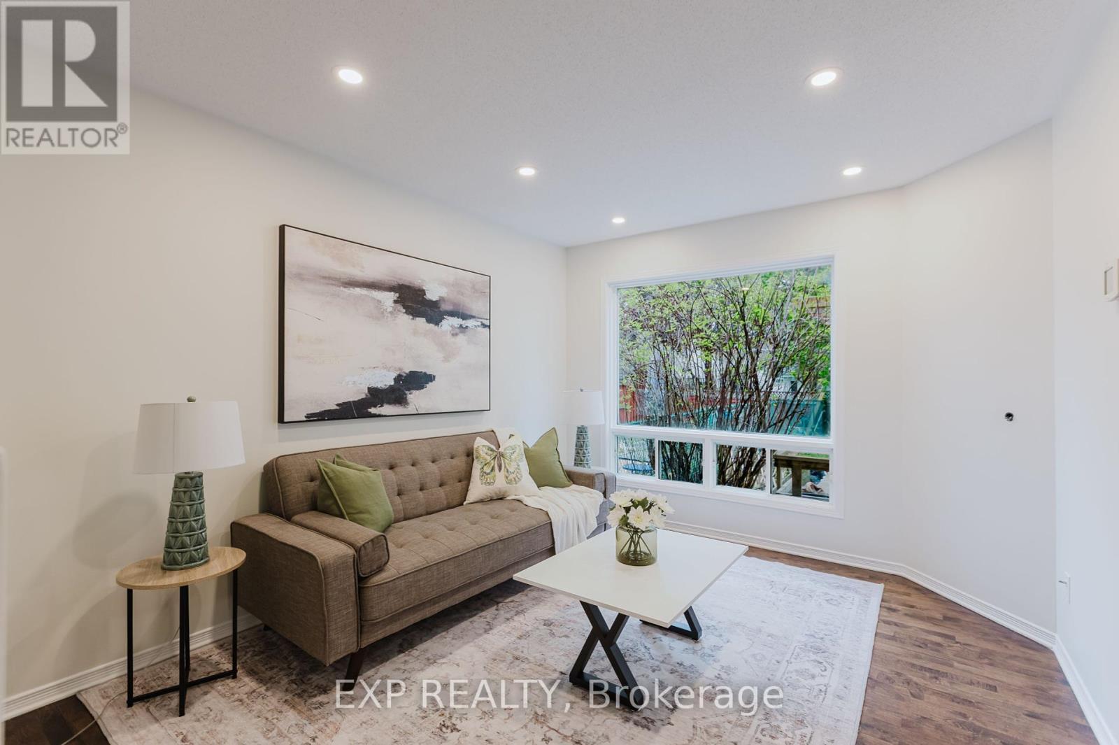 












242 STONEWAY DRIVE

,
Ottawa,




Ontario
K2G6A8

