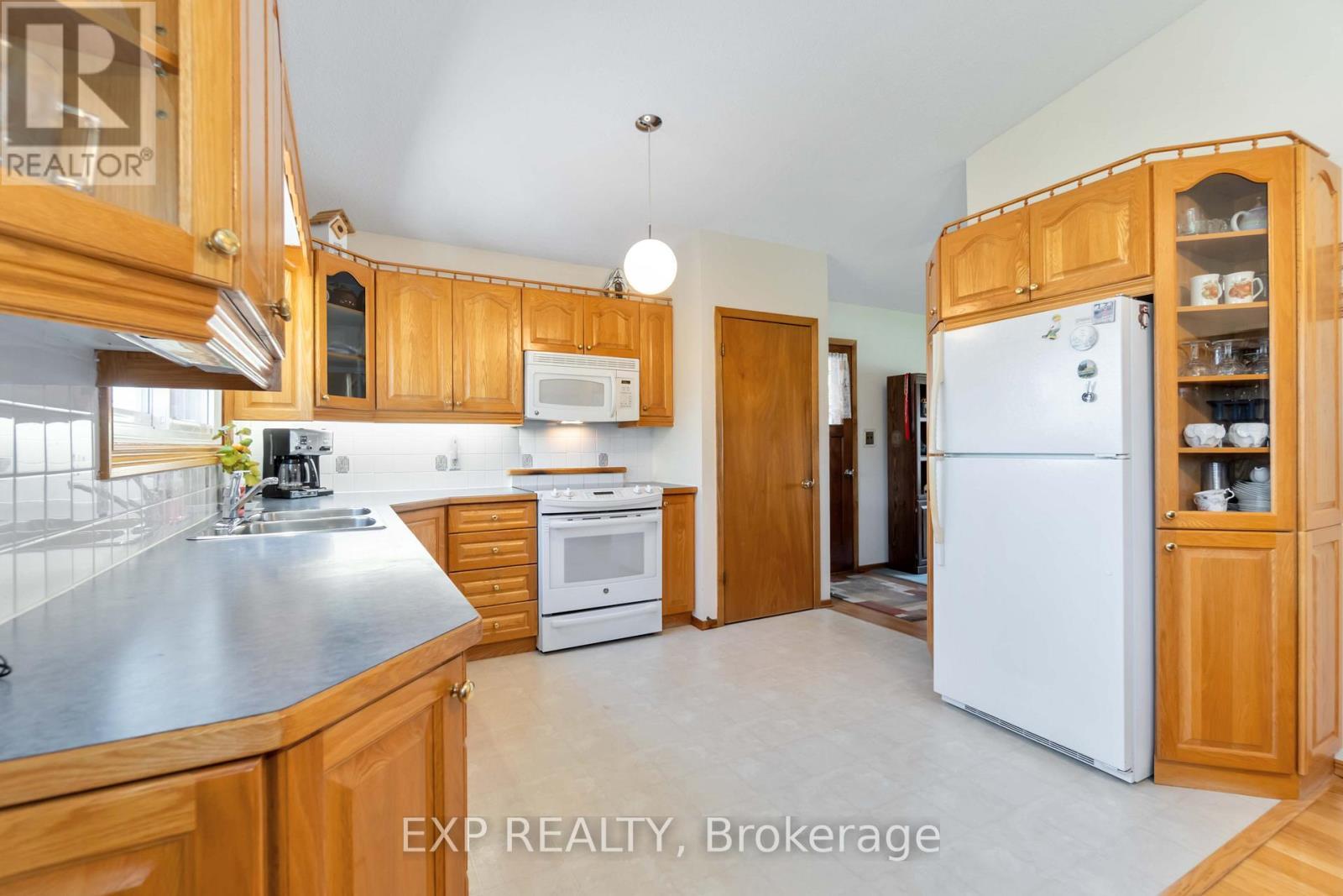 












5 FAIRWAY CRESCENT

,
Brockville,




Ontario
K6V3V1

