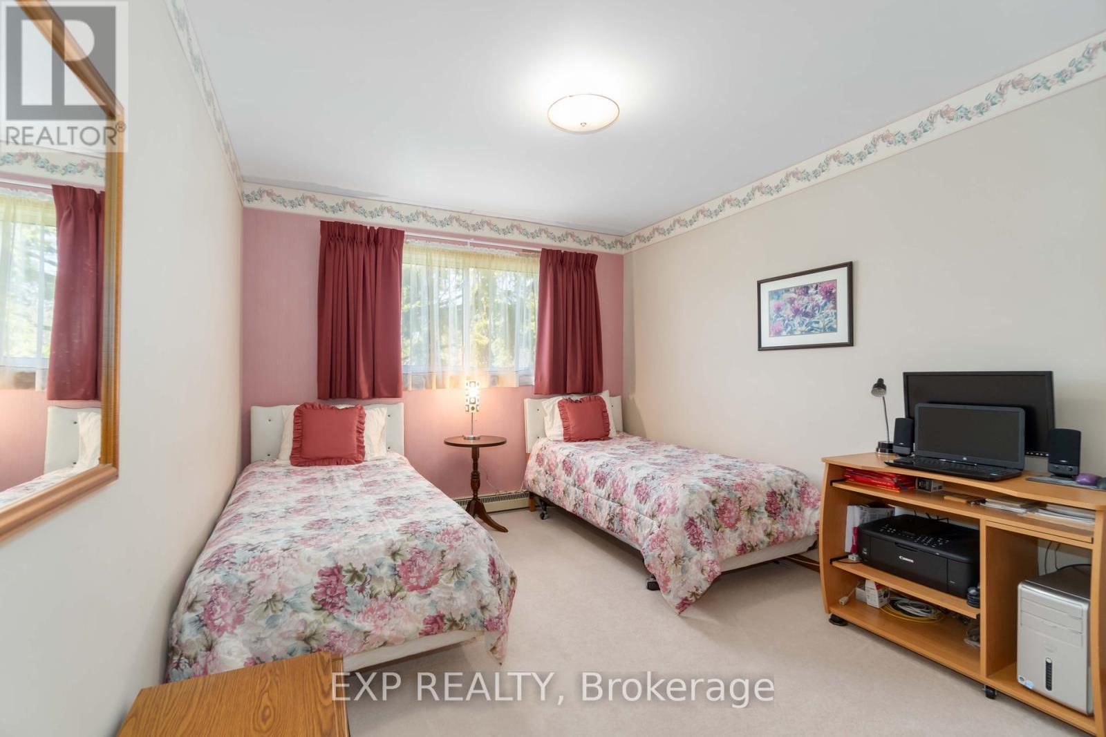 












5 FAIRWAY CRESCENT

,
Brockville,




Ontario
K6V3V1

