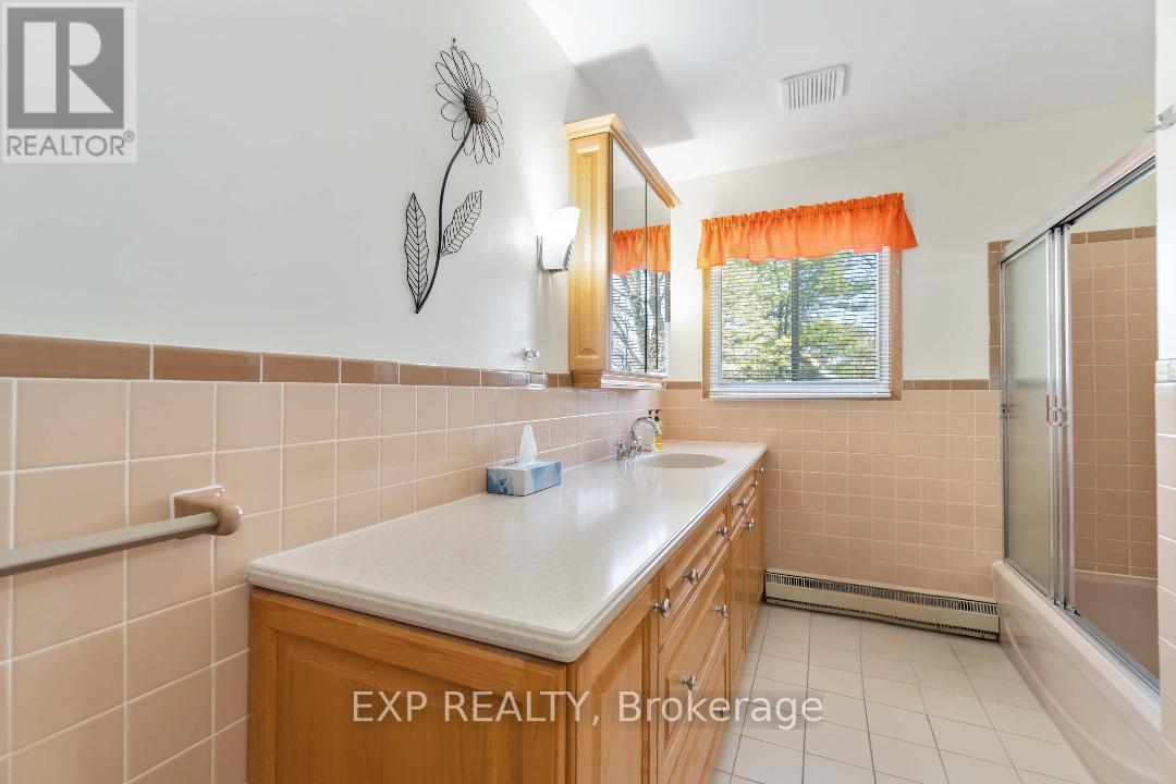 












5 FAIRWAY CRESCENT

,
Brockville,




Ontario
K6V3V1

