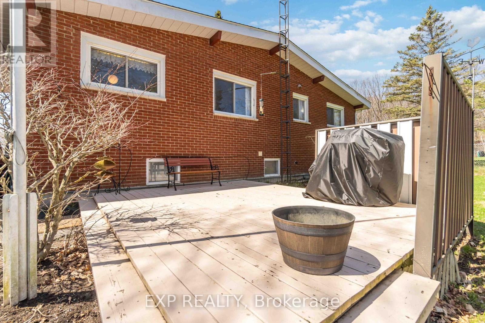 












5 FAIRWAY CRESCENT

,
Brockville,




Ontario
K6V3V1

