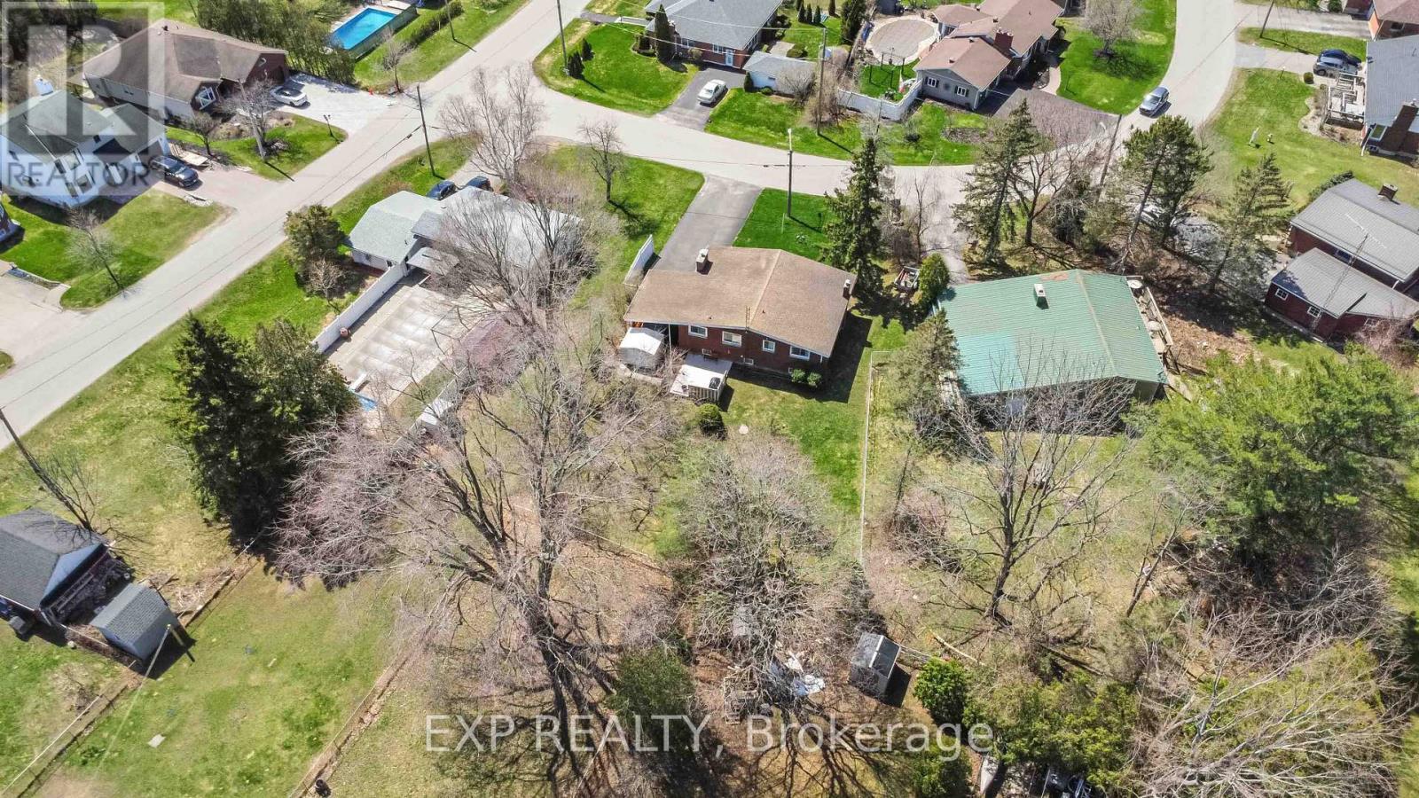 












5 FAIRWAY CRESCENT

,
Brockville,




Ontario
K6V3V1

