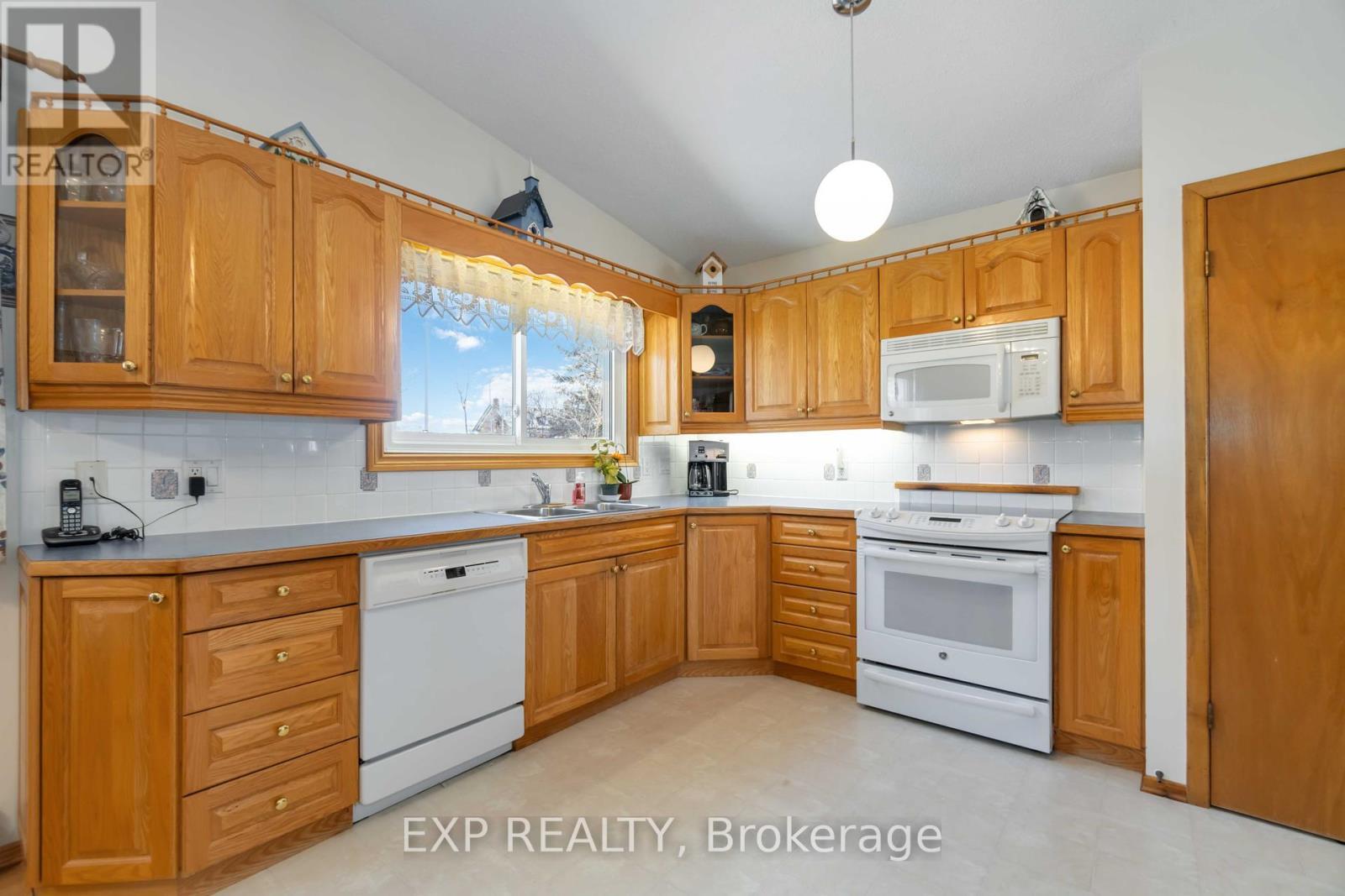 












5 FAIRWAY CRESCENT

,
Brockville,




Ontario
K6V3V1

