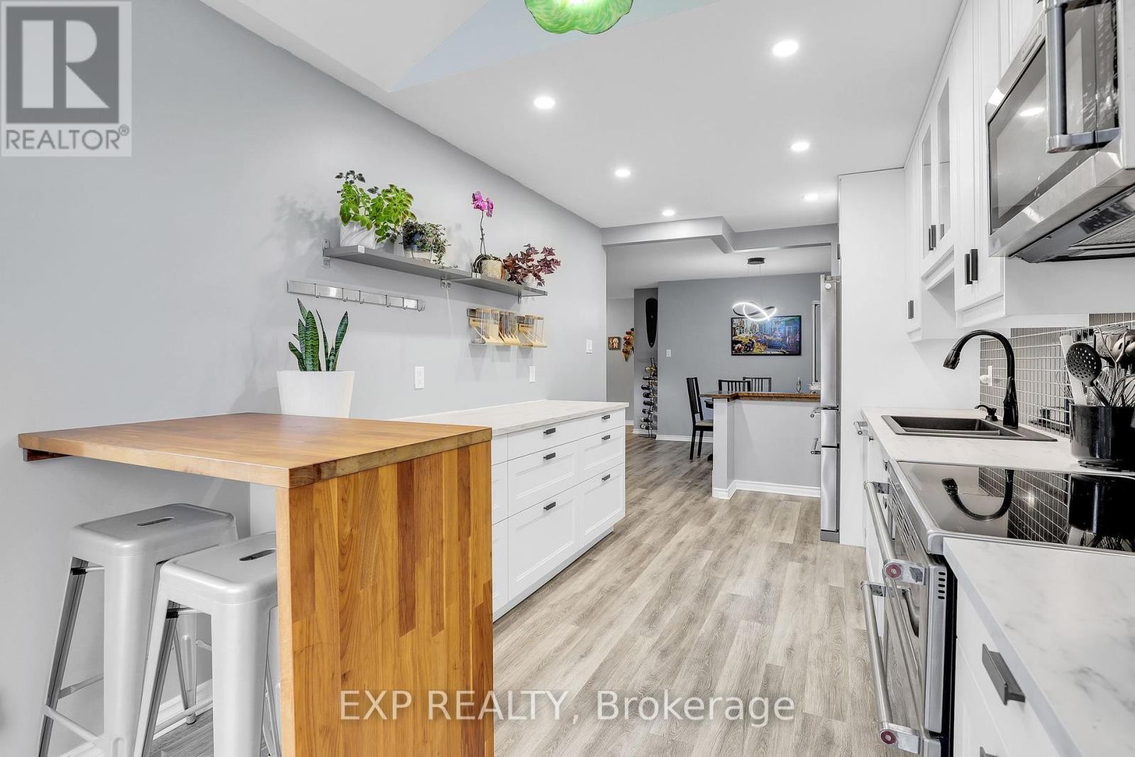 












112 CLAIBORNE WAY

,
Ottawa,




Ontario
K1E3V9

