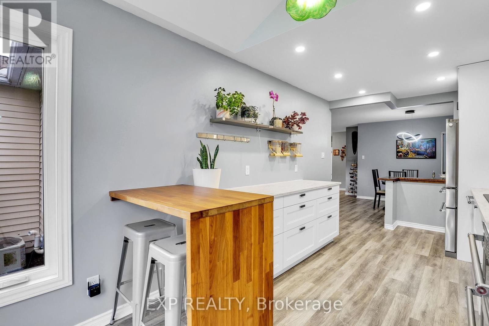 












112 CLAIBORNE WAY

,
Ottawa,




Ontario
K1E3V9

