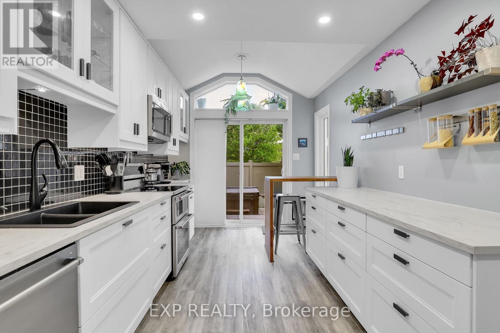 












112 CLAIBORNE WAY

,
Ottawa,




Ontario
K1E3V9

