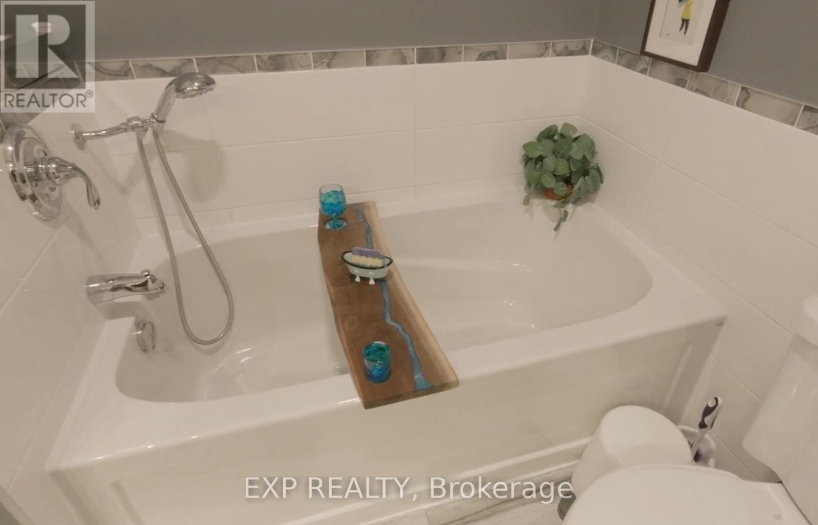 












112 CLAIBORNE WAY

,
Ottawa,




Ontario
K1E3V9

