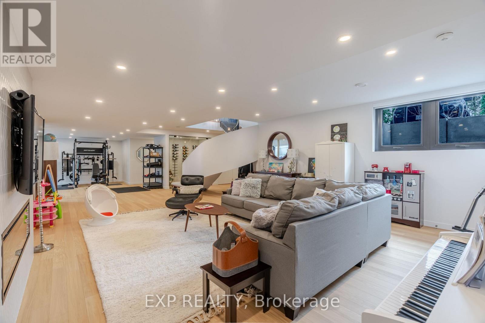 












1979 PRINCE OF WALES DRIVE

,
Ottawa,




Ontario
K2C3J7

