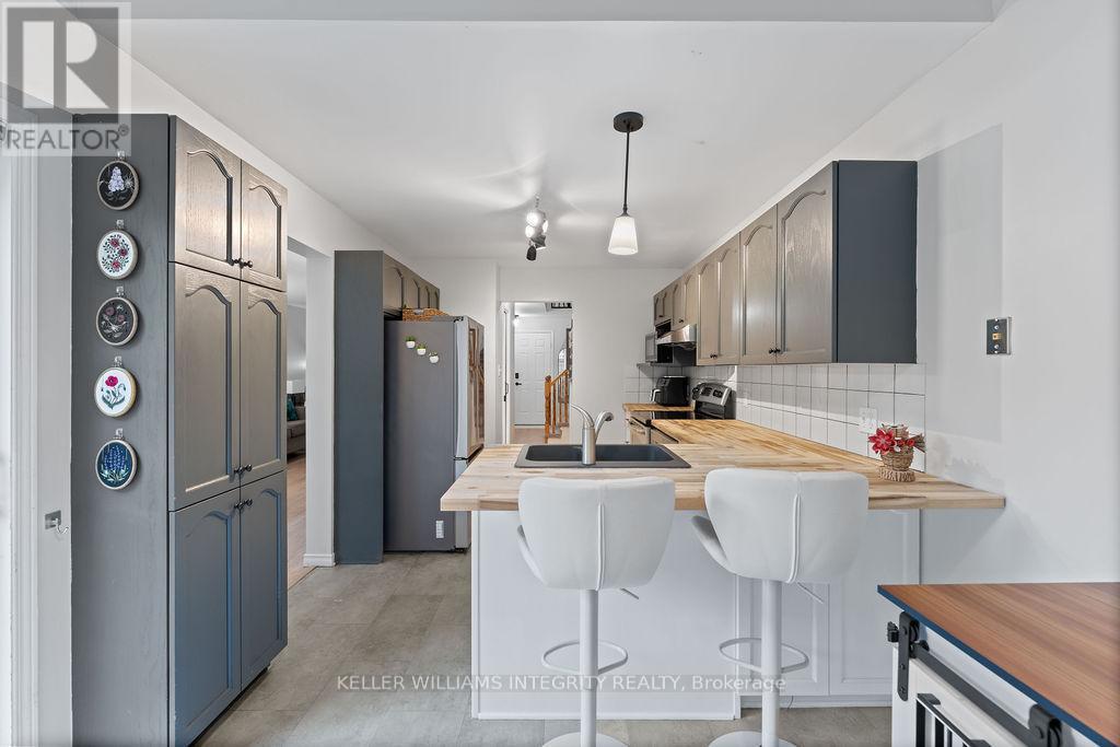 












10 BATON COURT

,
Ottawa,




Ontario
K2L4C8

