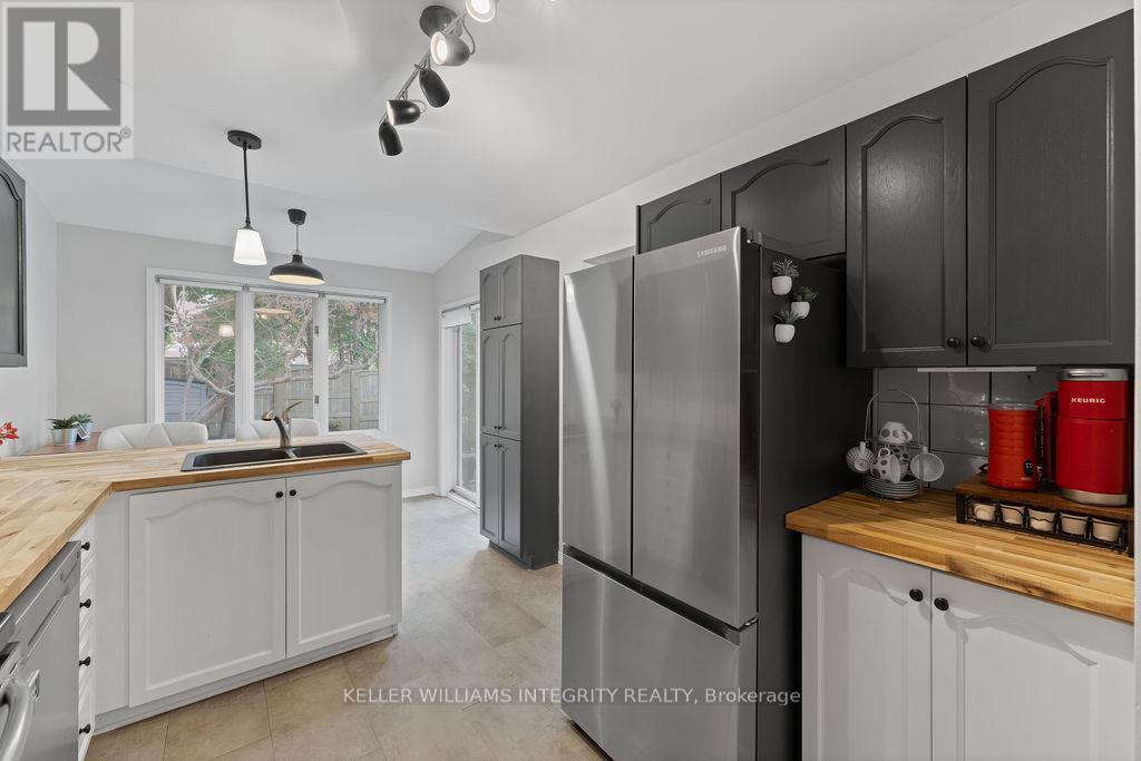 












10 BATON COURT

,
Ottawa,




Ontario
K2L4C8

