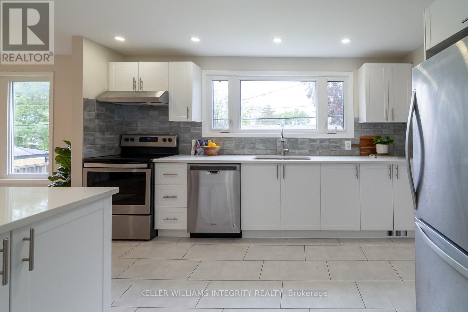 












103 BEAVER RIDGE

,
Ottawa,




Ontario
K2E6E5

