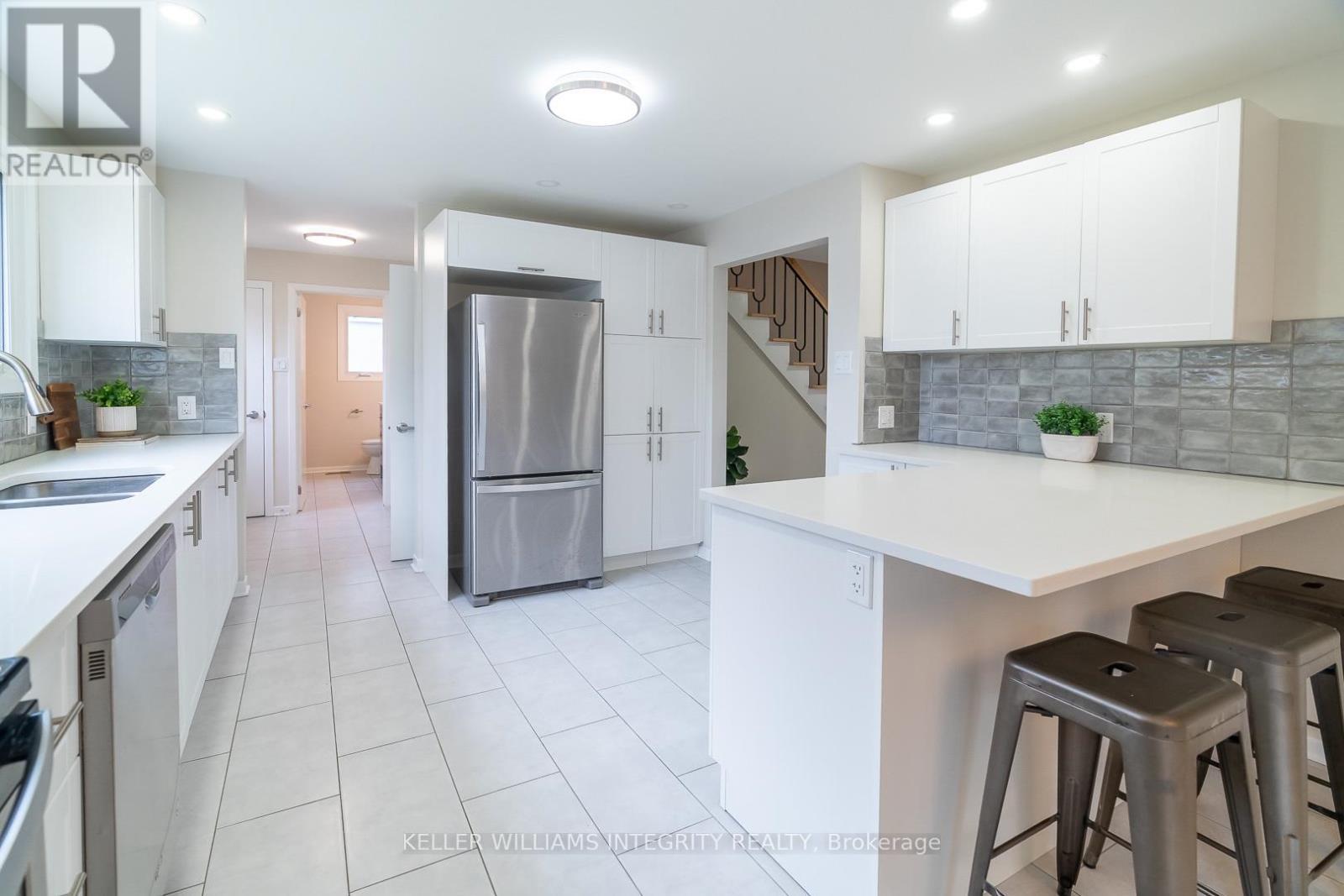 












103 BEAVER RIDGE

,
Ottawa,




Ontario
K2E6E5

