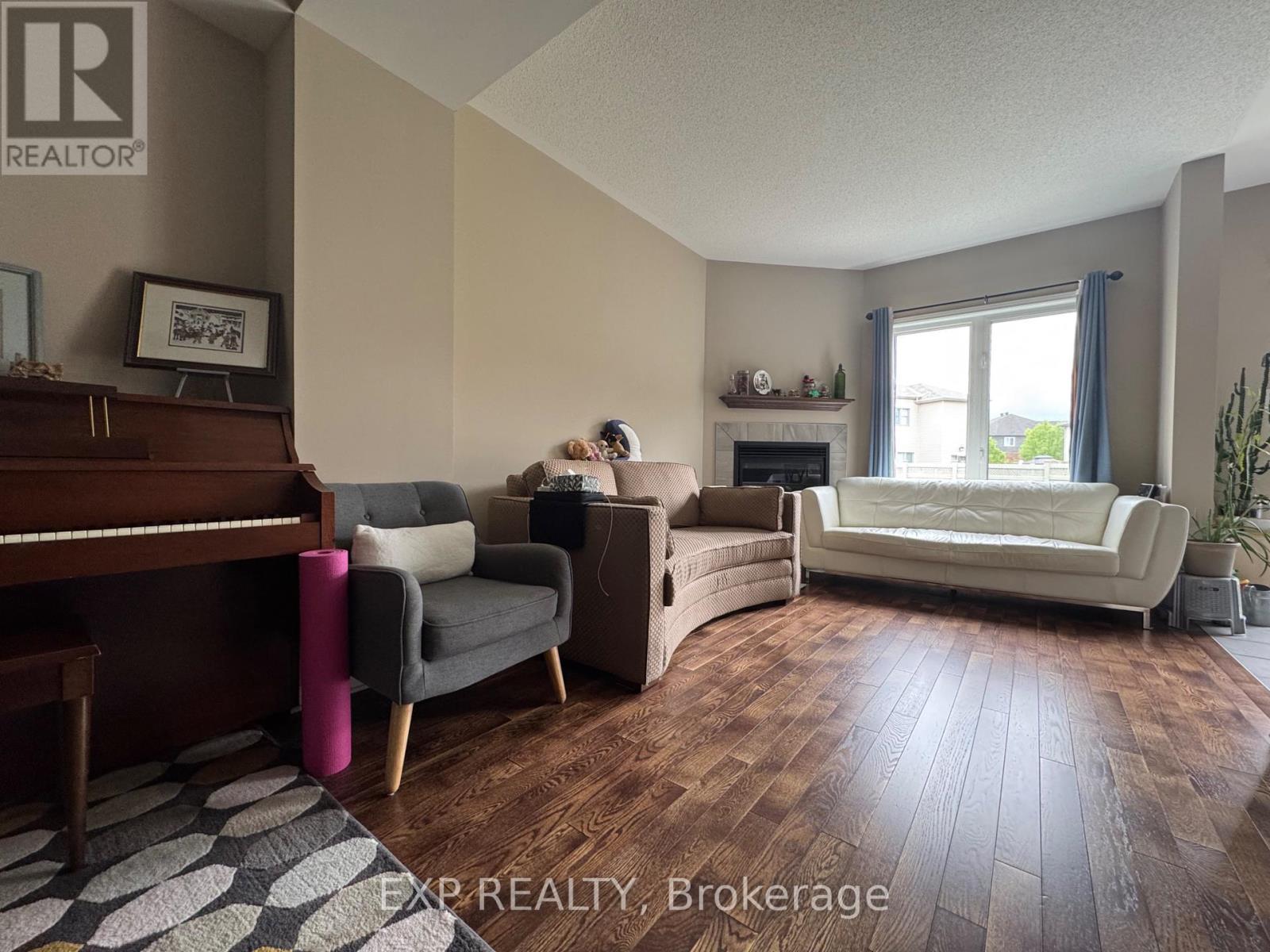 












381 VIA VERONA AVENUE

,
Ottawa,




Ontario
K2J5X8

