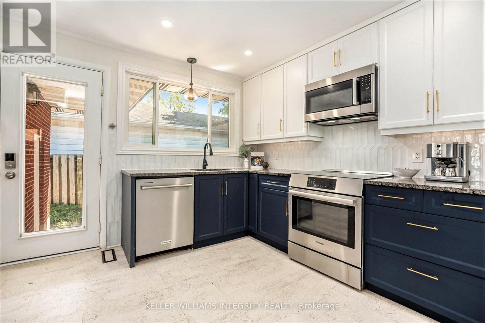 












1244 TARA DRIVE

,
Ottawa,




Ontario
K2C2H5

